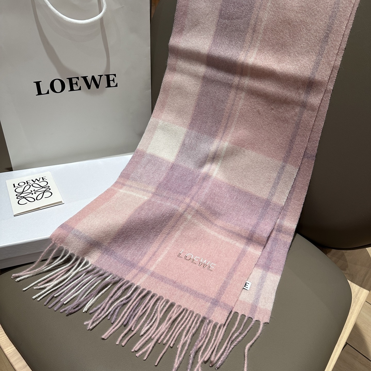 
 【▪Loewe · 罗意威难得一见的温柔配色，低调又不失优雅❗】重点推荐❗双面配色，一条围巾两种风格