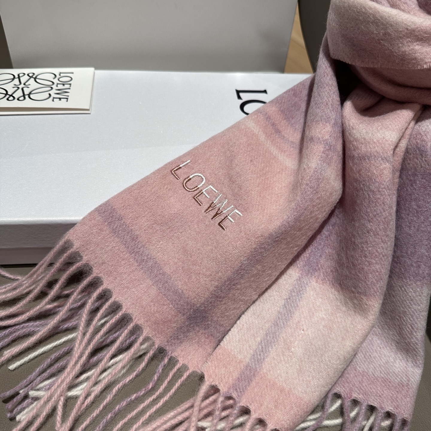 
 【▪Loewe · 罗意威难得一见的温柔配色，低调又不失优雅❗】重点推荐❗双面配色，一条围巾两种风格