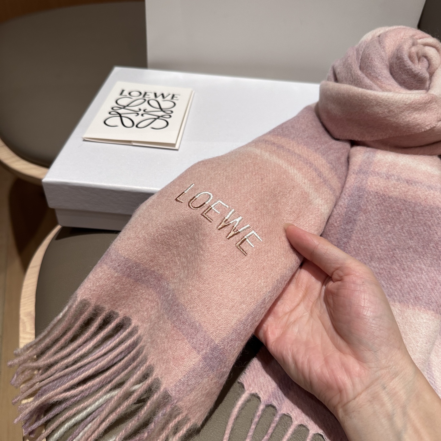 
 【▪Loewe · 罗意威难得一见的温柔配色，低调又不失优雅❗】重点推荐❗双面配色，一条围巾两种风格