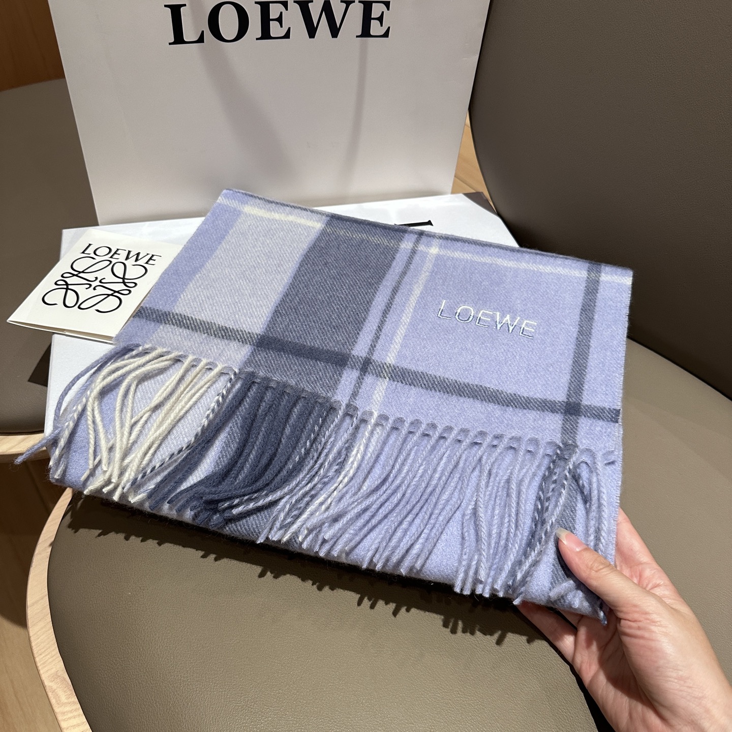 
 【▪Loewe · 罗意威难得一见的温柔配色，低调又不失优雅❗】重点推荐❗双面配色，一条围巾两种风格