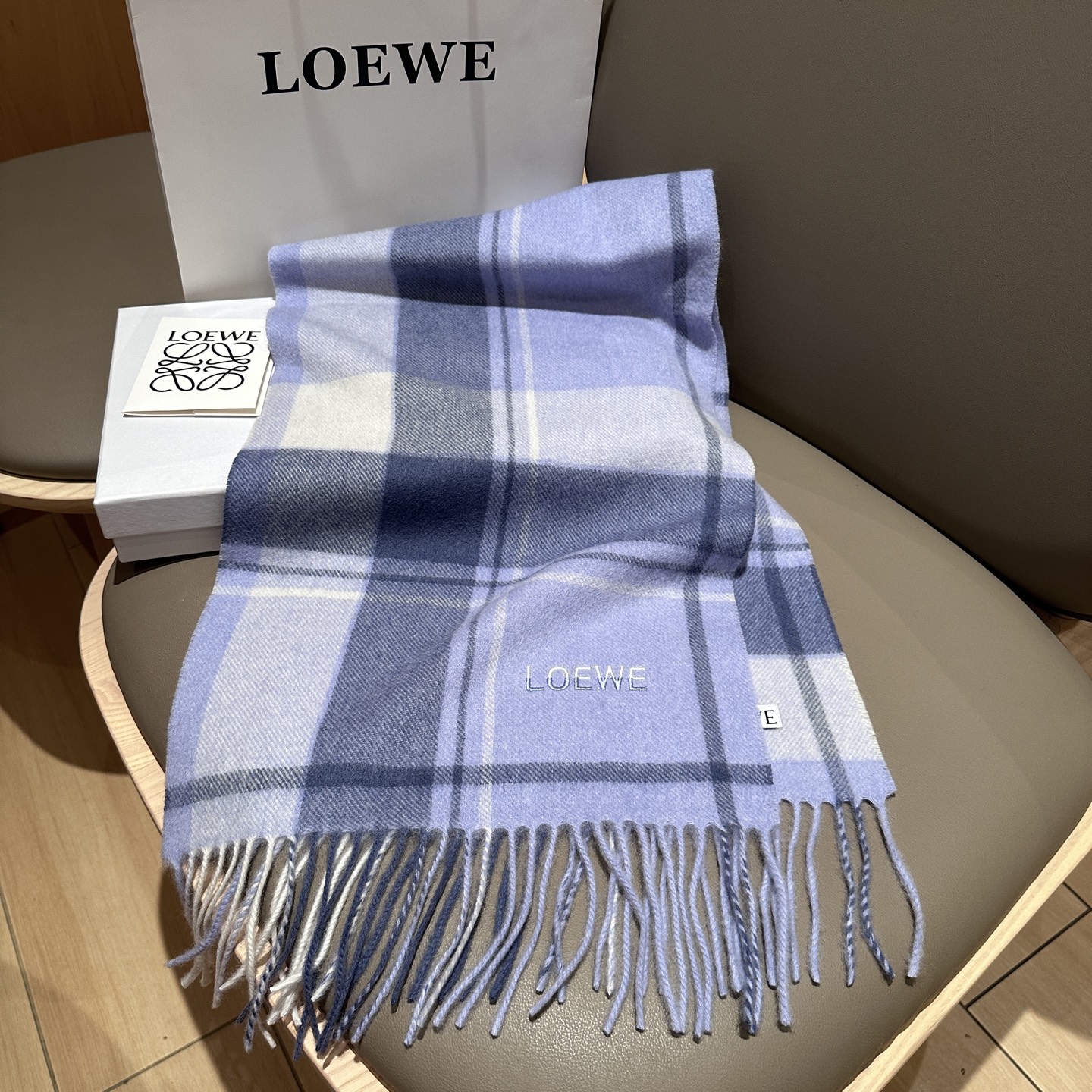 
 【▪Loewe · 罗意威难得一见的温柔配色，低调又不失优雅❗】重点推荐❗双面配色，一条围巾两种风格