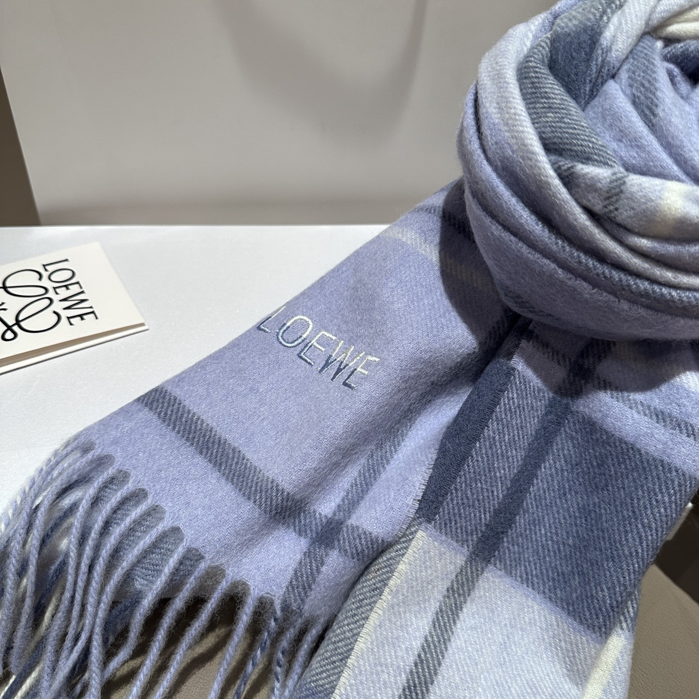 
 【▪Loewe · 罗意威难得一见的温柔配色，低调又不失优雅❗】重点推荐❗双面配色，一条围巾两种风格