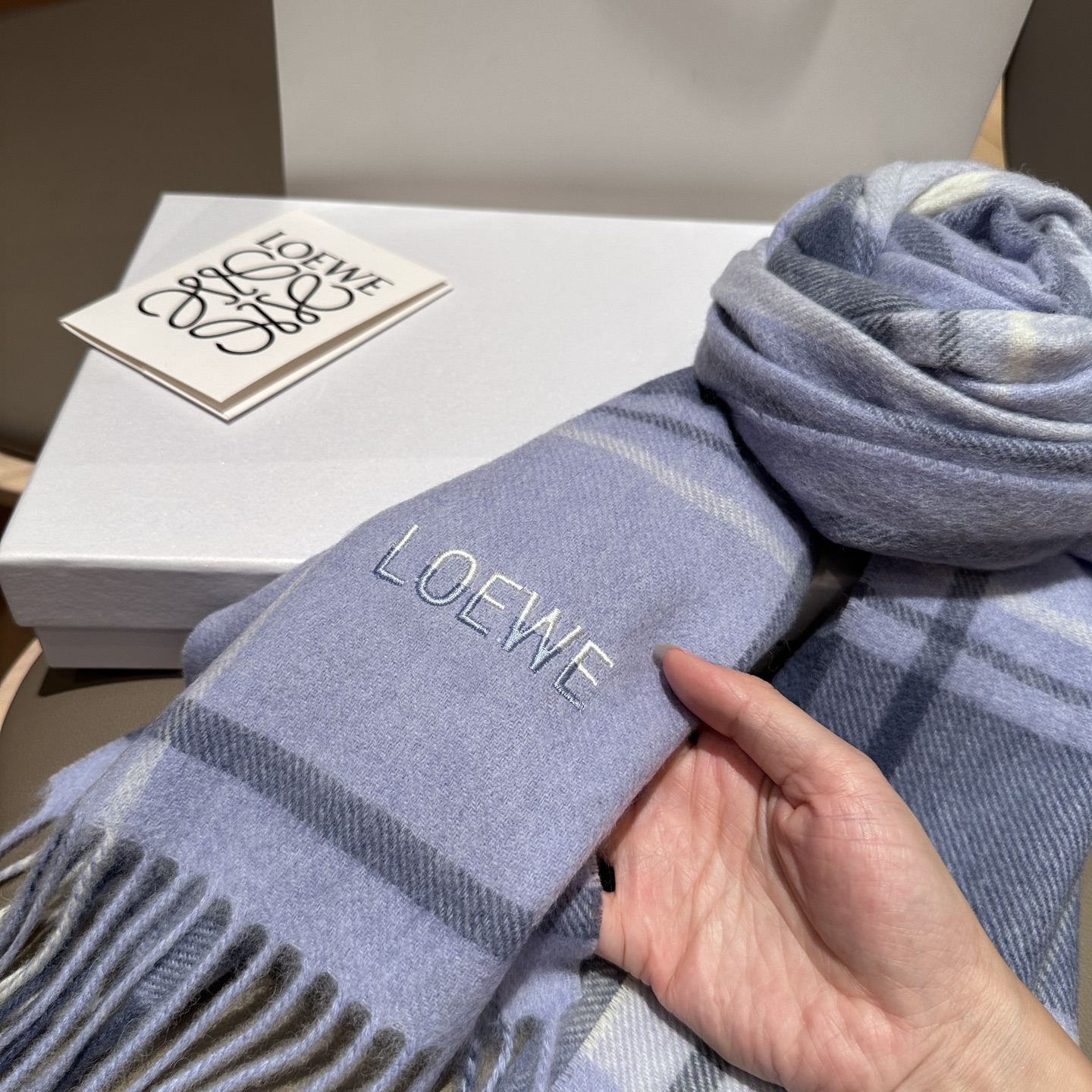 
 【▪Loewe · 罗意威难得一见的温柔配色，低调又不失优雅❗】重点推荐❗双面配色，一条围巾两种风格