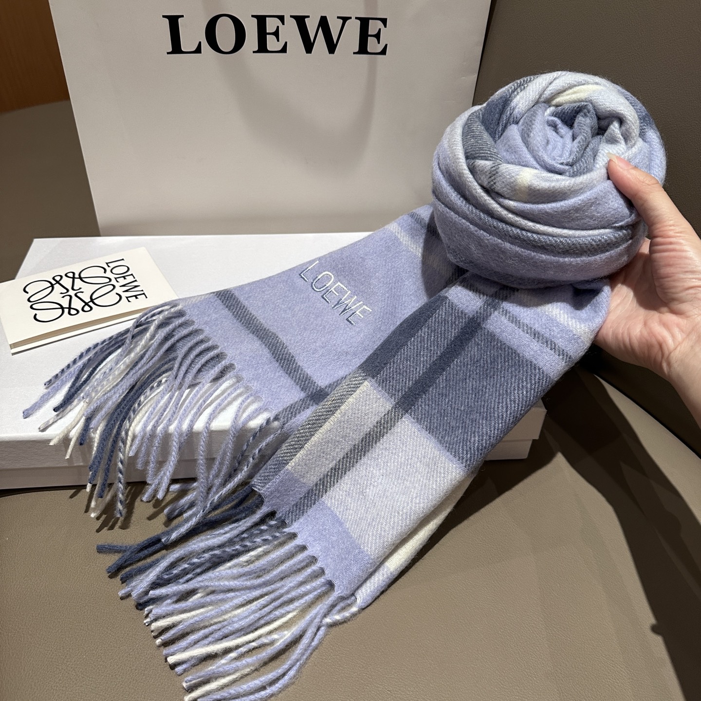 
 【▪Loewe · 罗意威难得一见的温柔配色，低调又不失优雅❗】重点推荐❗双面配色，一条围巾两种风格