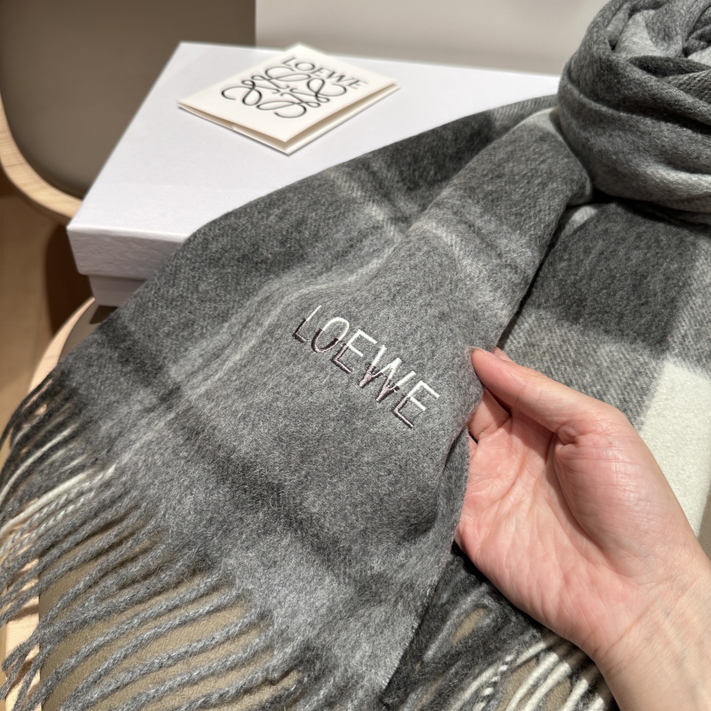 
 【▪Loewe · 罗意威难得一见的温柔配色，低调又不失优雅❗】重点推荐❗双面配色，一条围巾两种风格