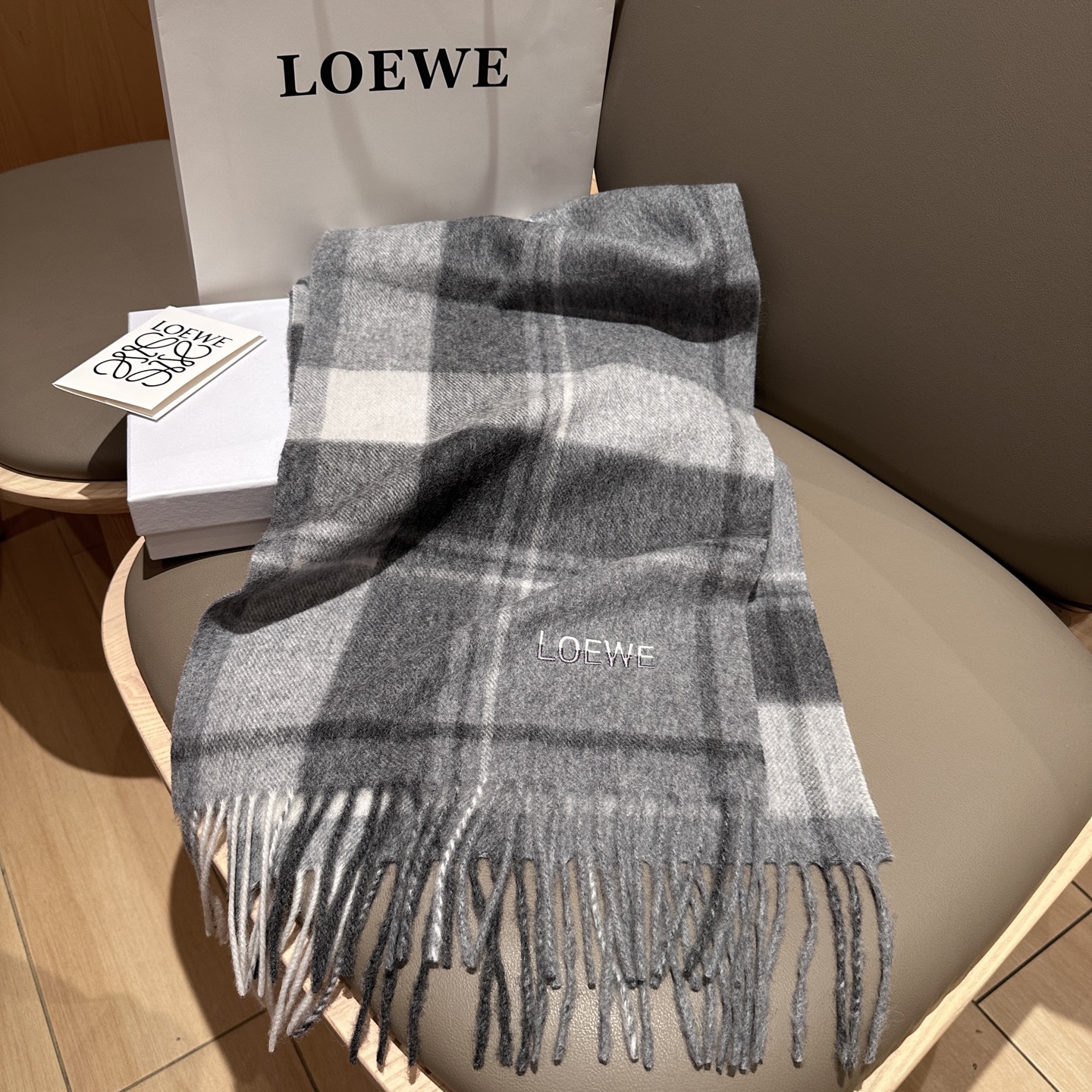 
 【▪Loewe · 罗意威难得一见的温柔配色，低调又不失优雅❗】重点推荐❗双面配色，一条围巾两种风格