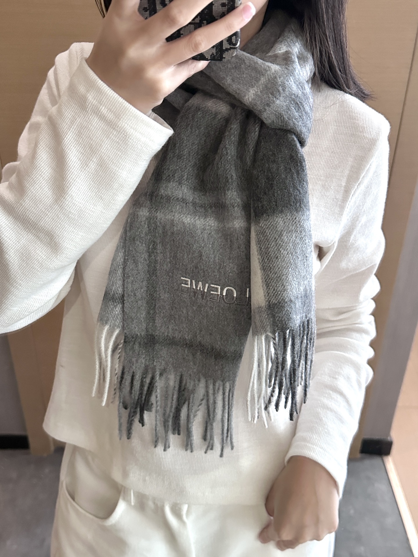 
 【▪Loewe · 罗意威难得一见的温柔配色，低调又不失优雅❗】重点推荐❗双面配色，一条围巾两种风格