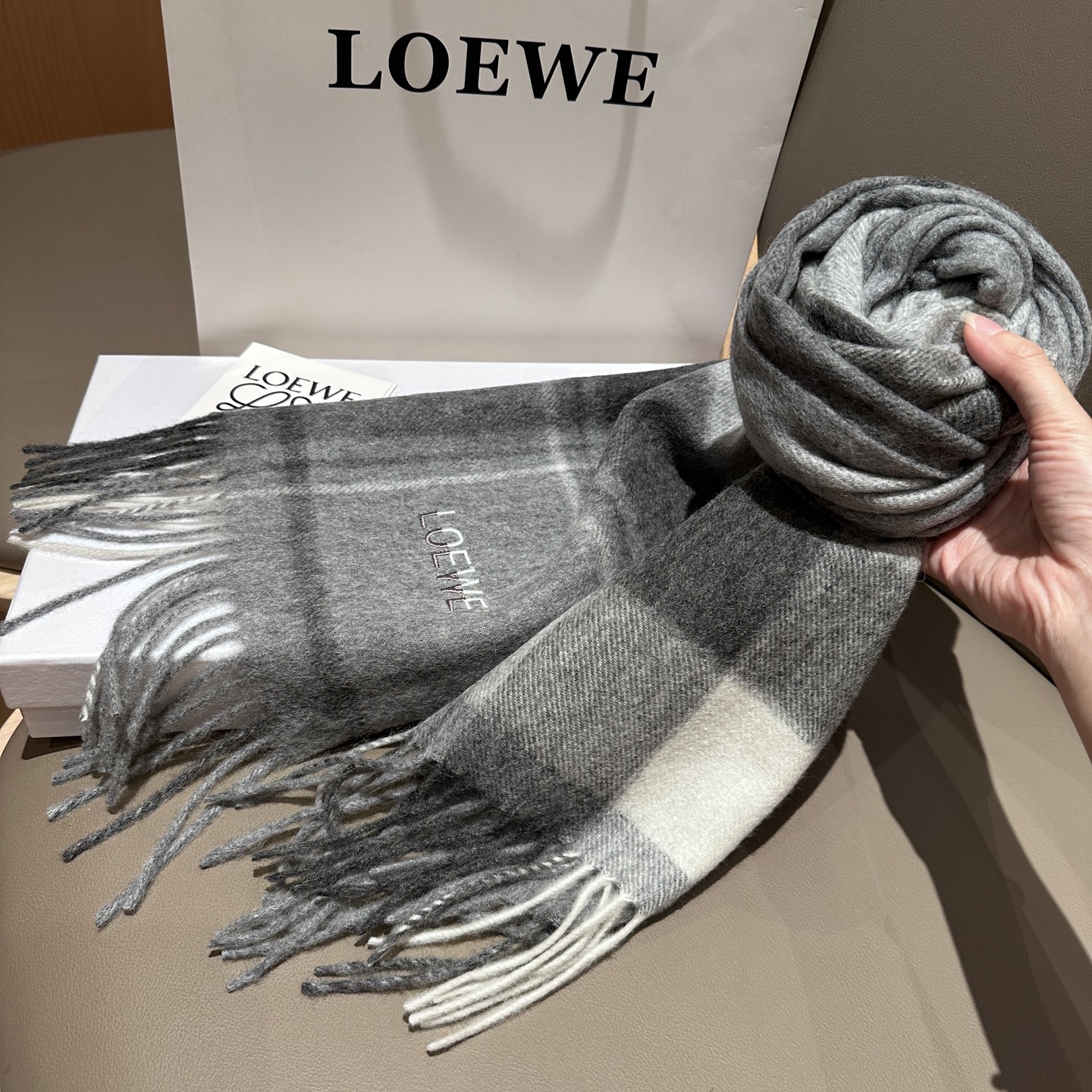 
 【▪Loewe · 罗意威难得一见的温柔配色，低调又不失优雅❗】重点推荐❗双面配色，一条围巾两种风格