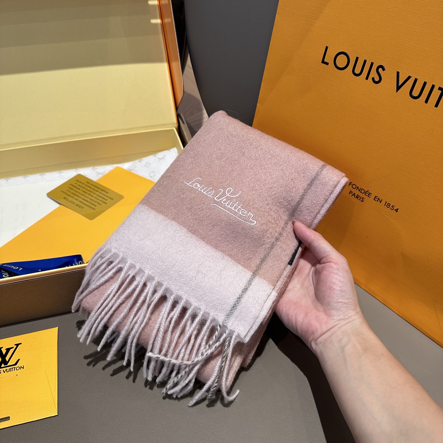 
 【▪️家属福利来了！！Lv 高端重磅围巾！】怒赞推荐，激动~！！下手绝对要快，同工艺难度大，超级无敌