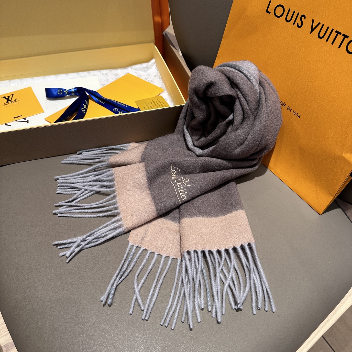 
 【▪️家属福利来了！！Lv 高端重磅围巾！】怒赞推荐，激动~！！下手绝对要快，同工艺难度大，超级无敌