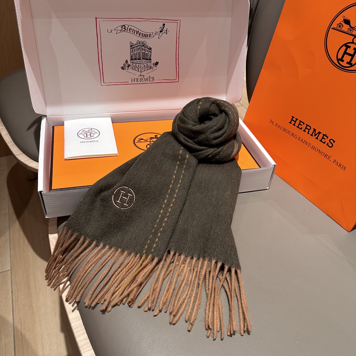 
2025年Hermes · 爱马仕，难得一见的温柔配色，低调又不失优雅❗️】重点推荐❗️双边配色，一条