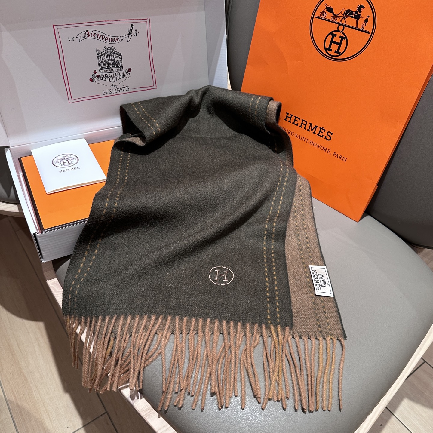
2025年Hermes · 爱马仕，难得一见的温柔配色，低调又不失优雅❗️】重点推荐❗️双边配色，一条