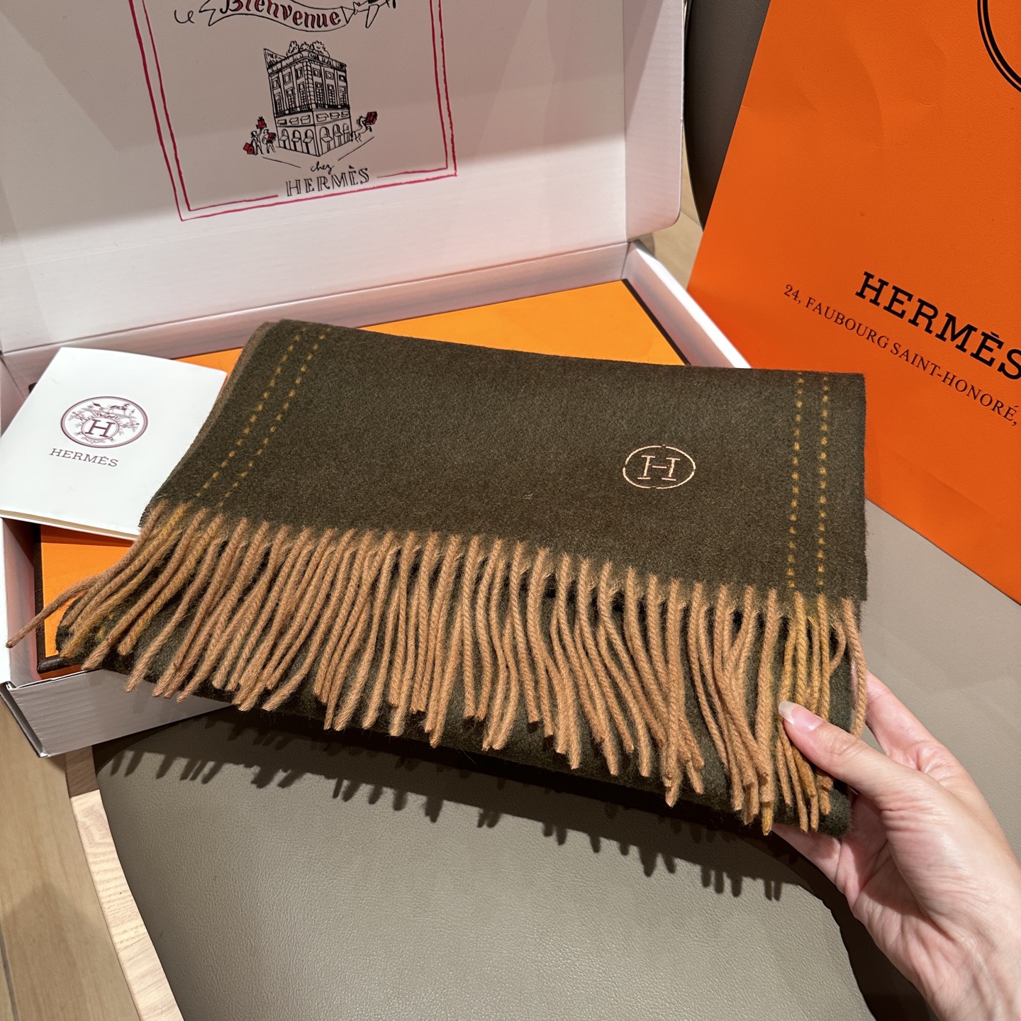
2025年Hermes · 爱马仕，难得一见的温柔配色，低调又不失优雅❗️】重点推荐❗️双边配色，一条