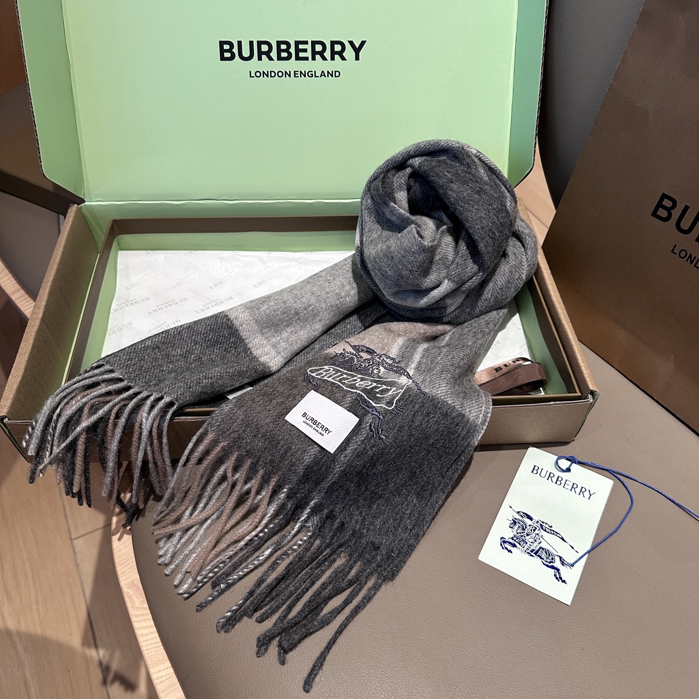
Burberry · 巴宝莉格子围巾❗️好看的要疯掉了，太有型太有魅力了❗️❗️非常斯文时尚的秋冬单品