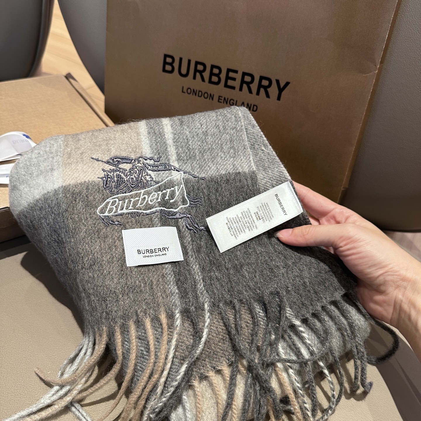 
Burberry · 巴宝莉格子围巾❗️好看的要疯掉了，太有型太有魅力了❗️❗️非常斯文时尚的秋冬单品