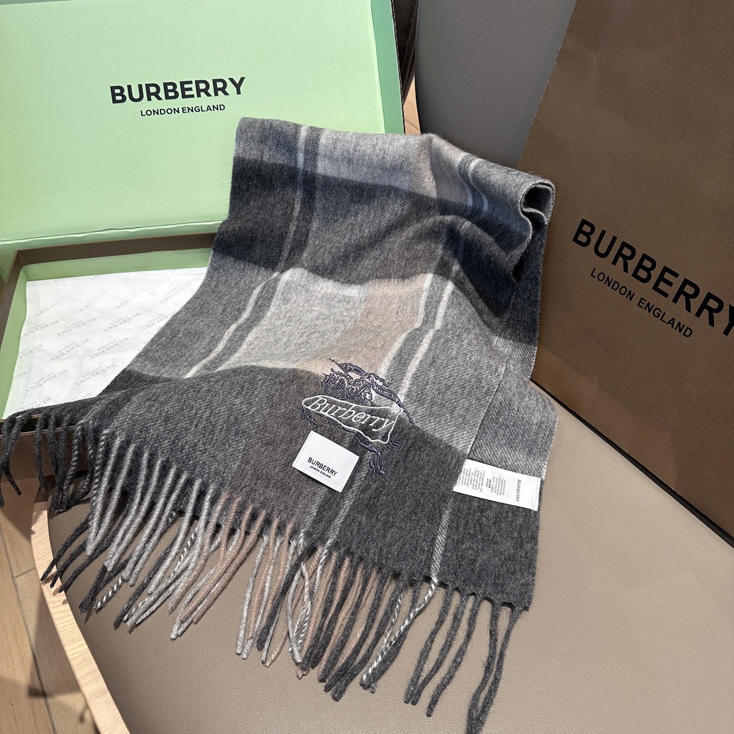 
Burberry · 巴宝莉格子围巾❗️好看的要疯掉了，太有型太有魅力了❗️❗️非常斯文时尚的秋冬单品