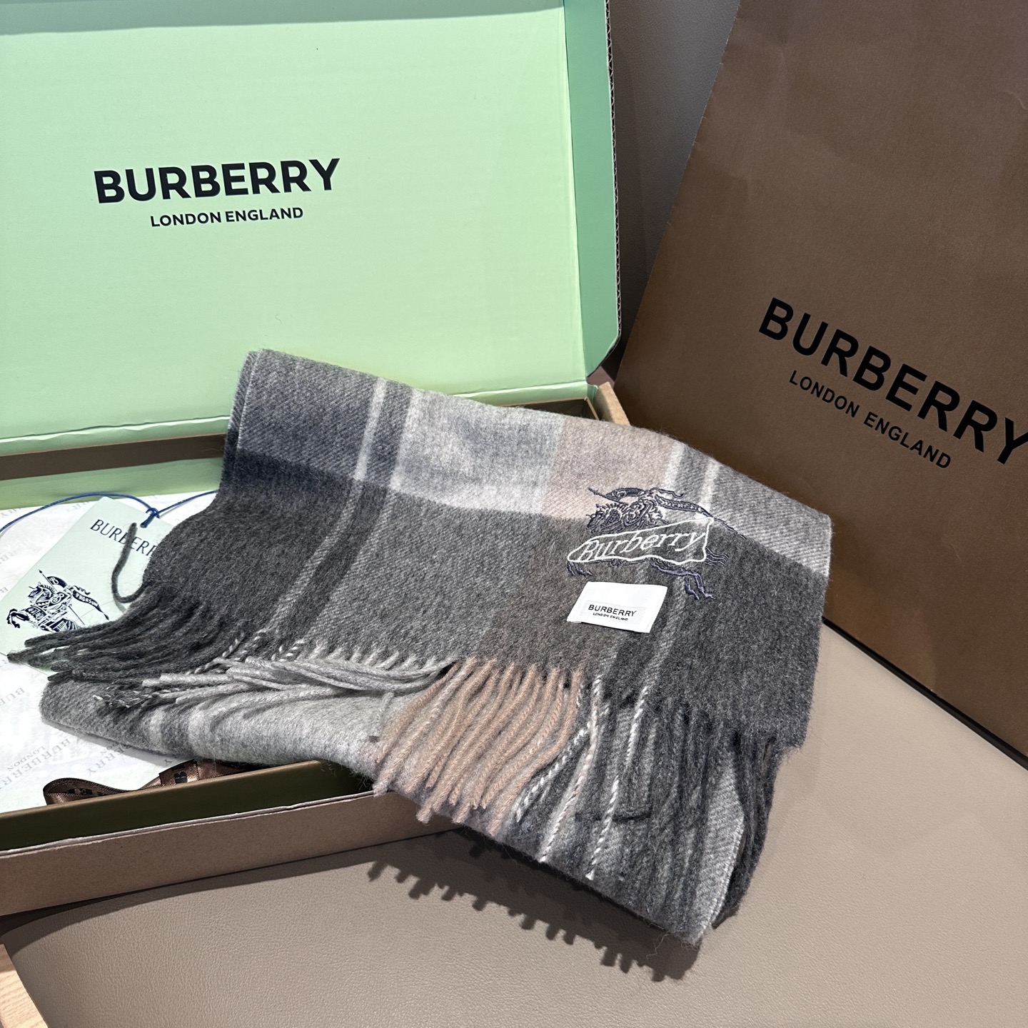 
Burberry · 巴宝莉格子围巾❗️好看的要疯掉了，太有型太有魅力了❗️❗️非常斯文时尚的秋冬单品