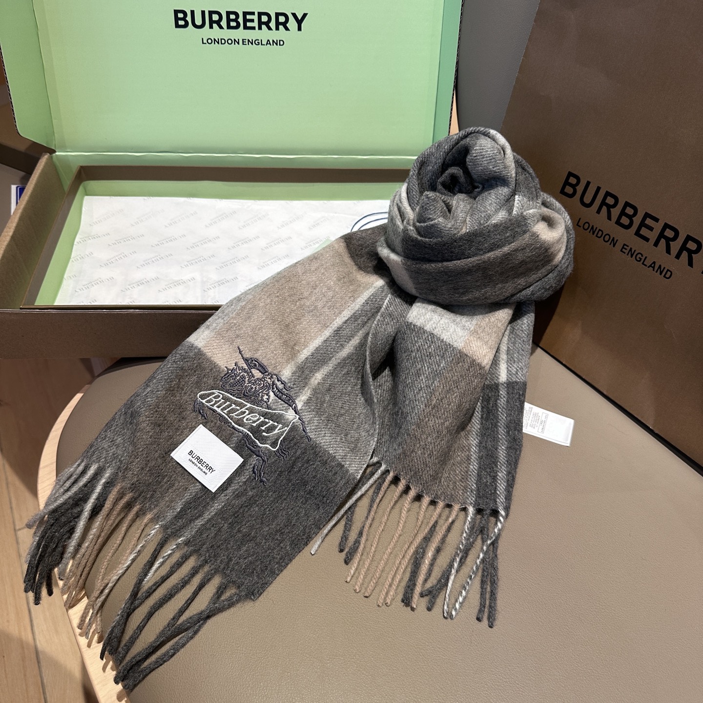 
Burberry · 巴宝莉格子围巾❗️好看的要疯掉了，太有型太有魅力了❗️❗️非常斯文时尚的秋冬单品