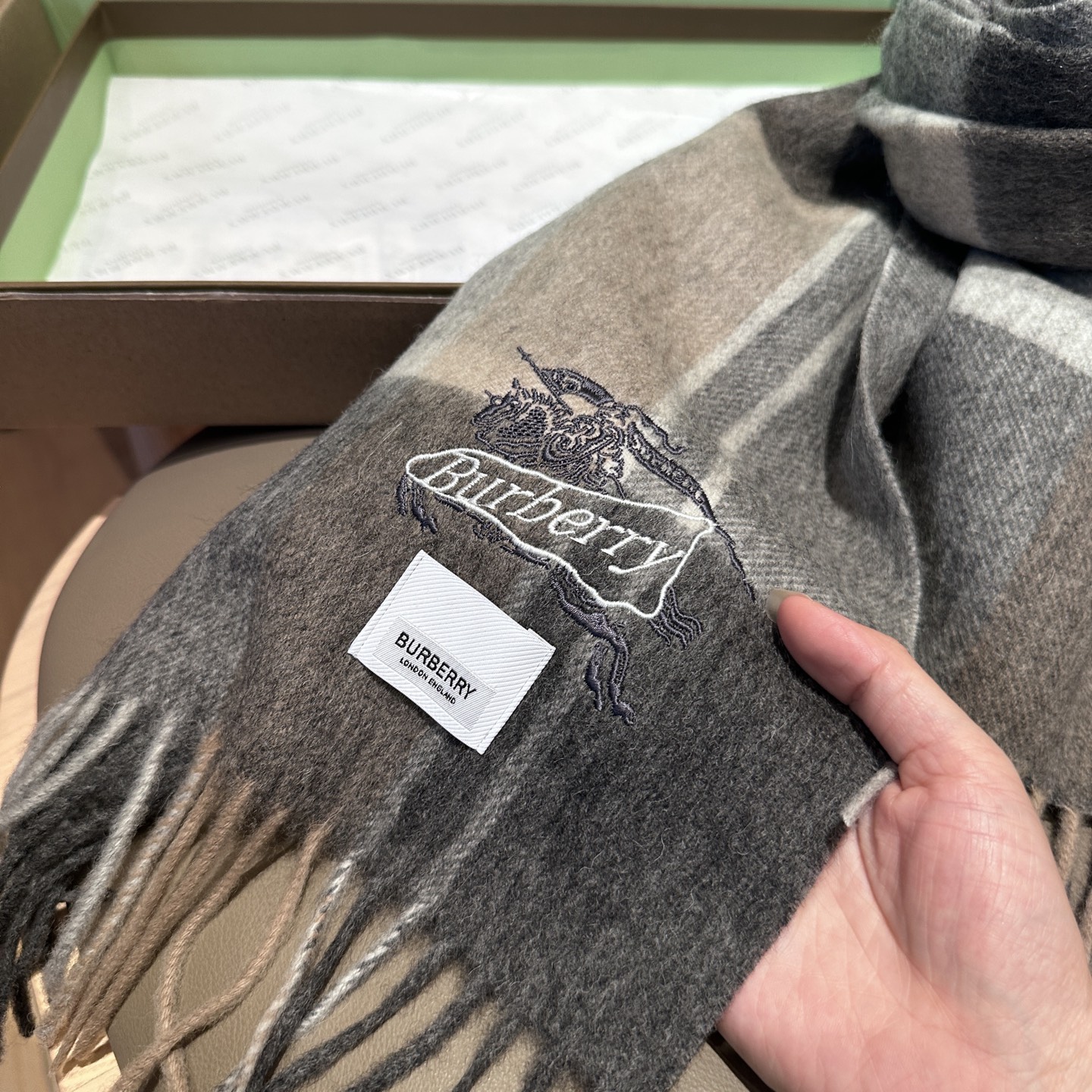 
Burberry · 巴宝莉格子围巾❗️好看的要疯掉了，太有型太有魅力了❗️❗️非常斯文时尚的秋冬单品