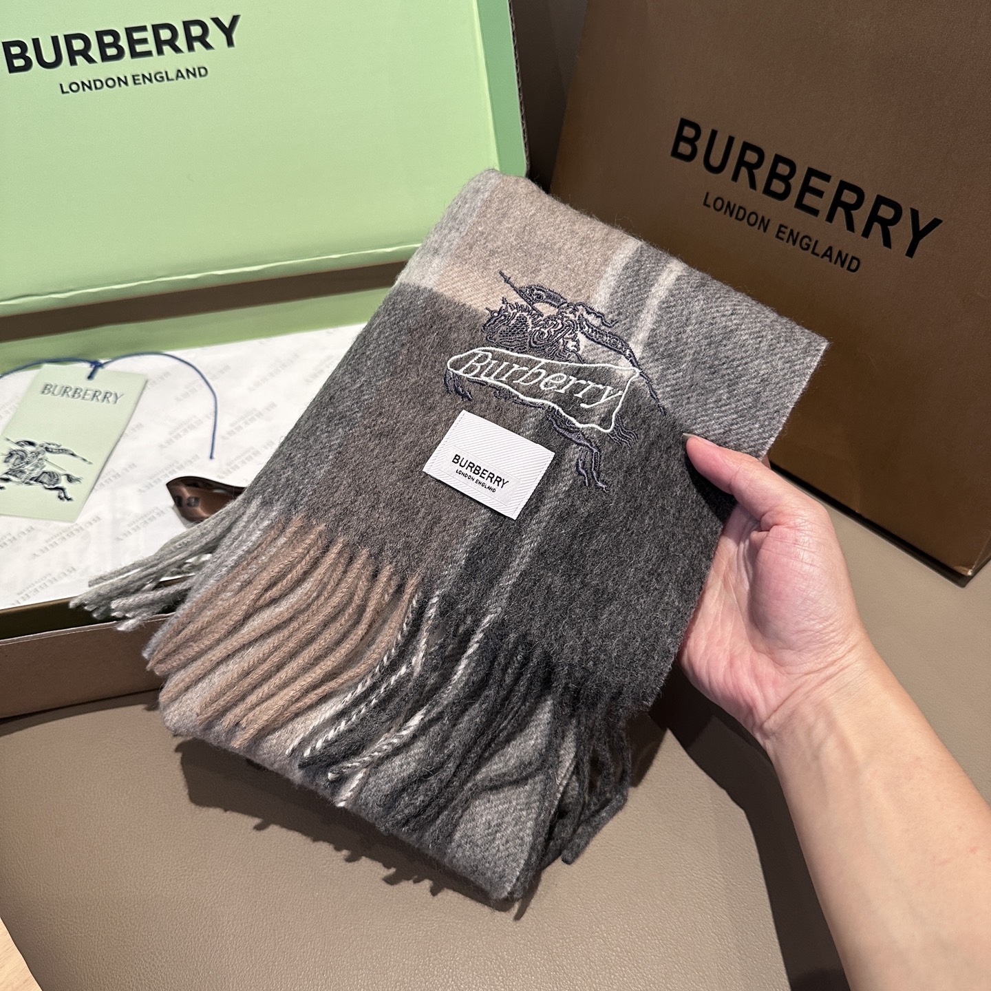 
Burberry · 巴宝莉格子围巾❗️好看的要疯掉了，太有型太有魅力了❗️❗️非常斯文时尚的秋冬单品