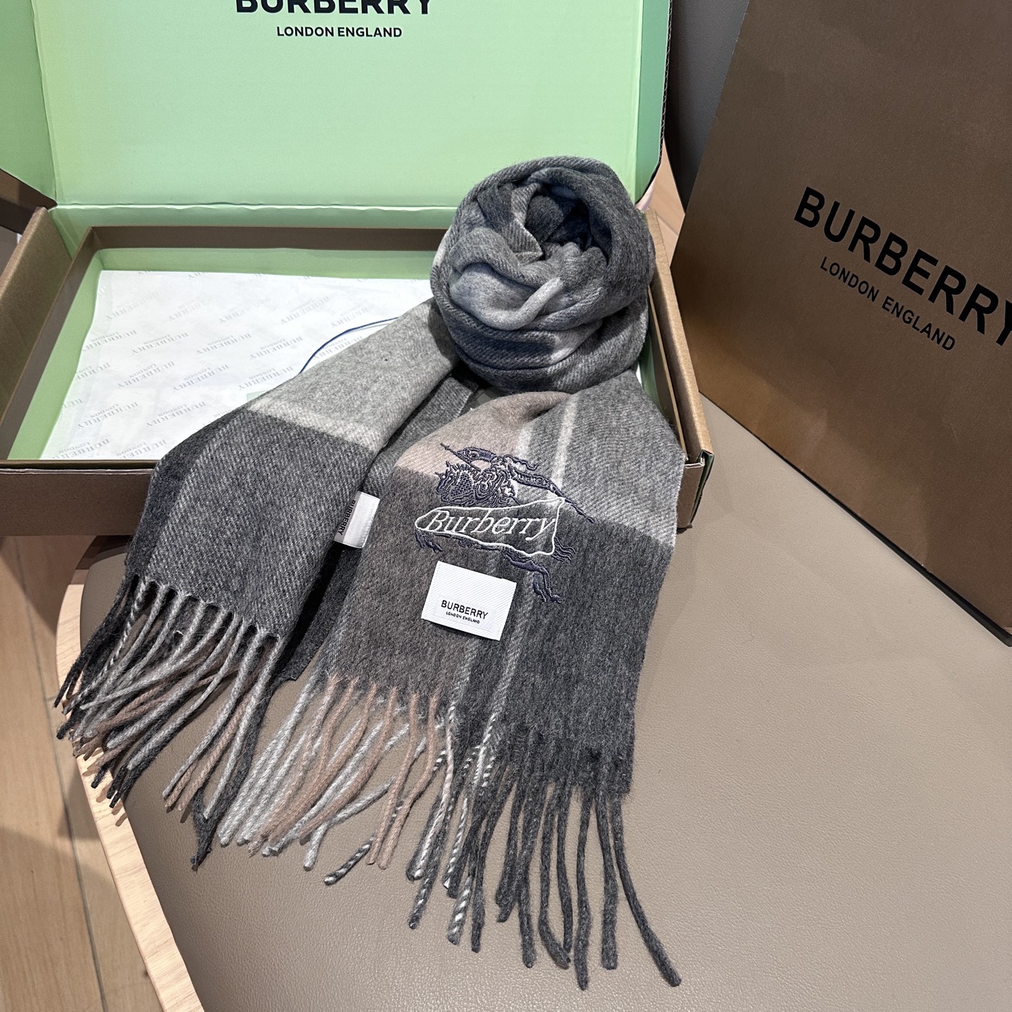 
Burberry · 巴宝莉格子围巾❗️好看的要疯掉了，太有型太有魅力了❗️❗️非常斯文时尚的秋冬单品