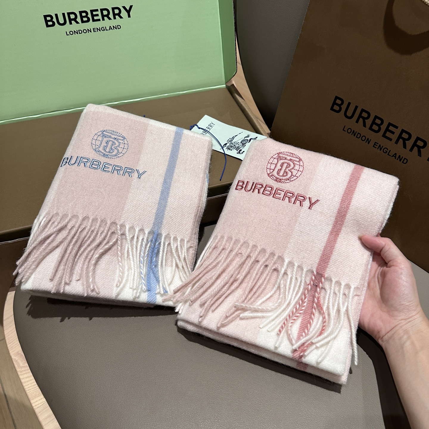 
Burberry · 巴宝莉格子围巾❗️好看的要疯掉了，太有型太有魅力了❗️❗️非常斯文时尚的秋冬单品