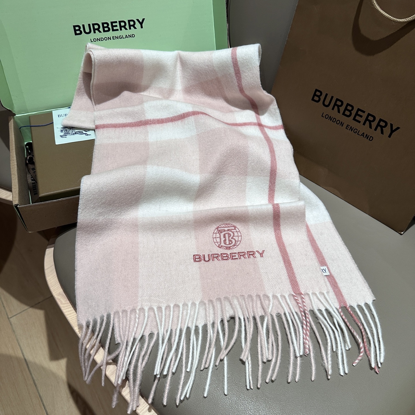 
Burberry · 巴宝莉格子围巾❗️好看的要疯掉了，太有型太有魅力了❗️❗️非常斯文时尚的秋冬单品