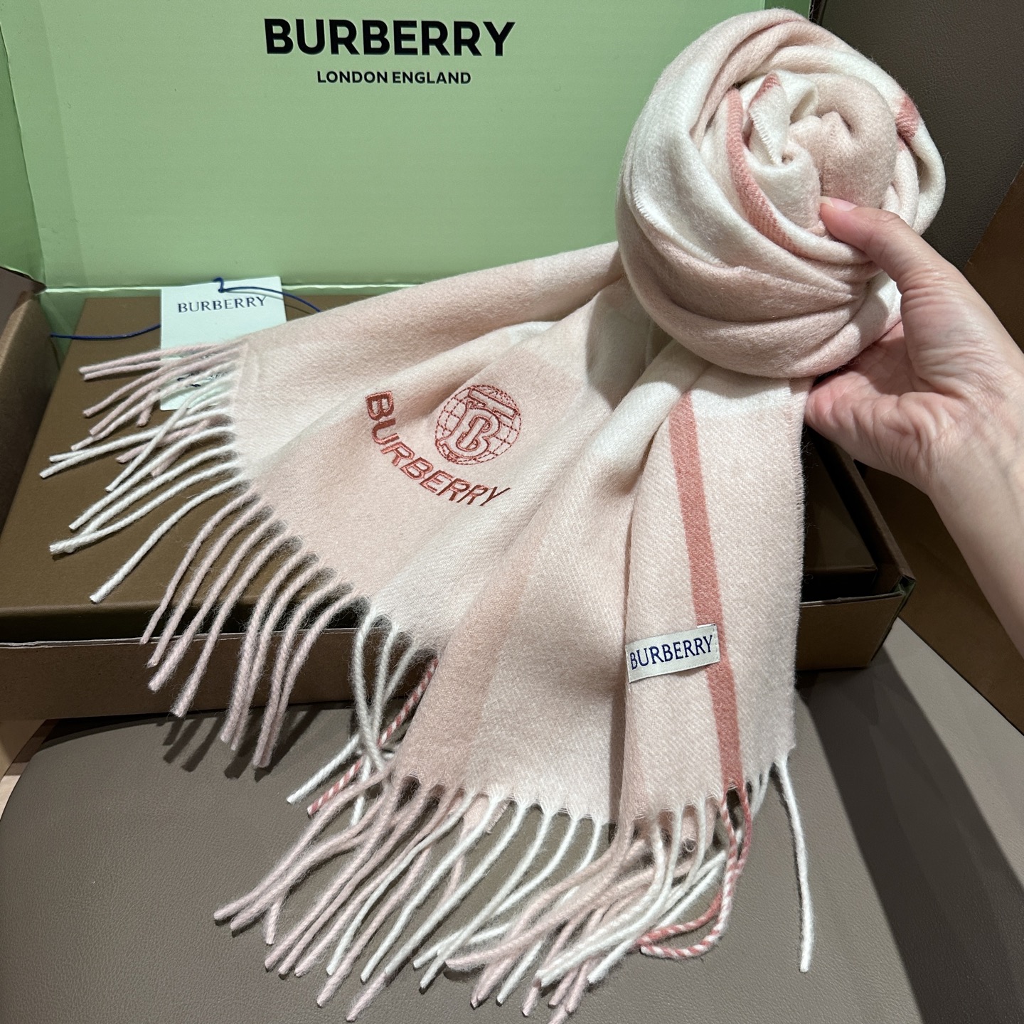 
Burberry · 巴宝莉格子围巾❗️好看的要疯掉了，太有型太有魅力了❗️❗️非常斯文时尚的秋冬单品