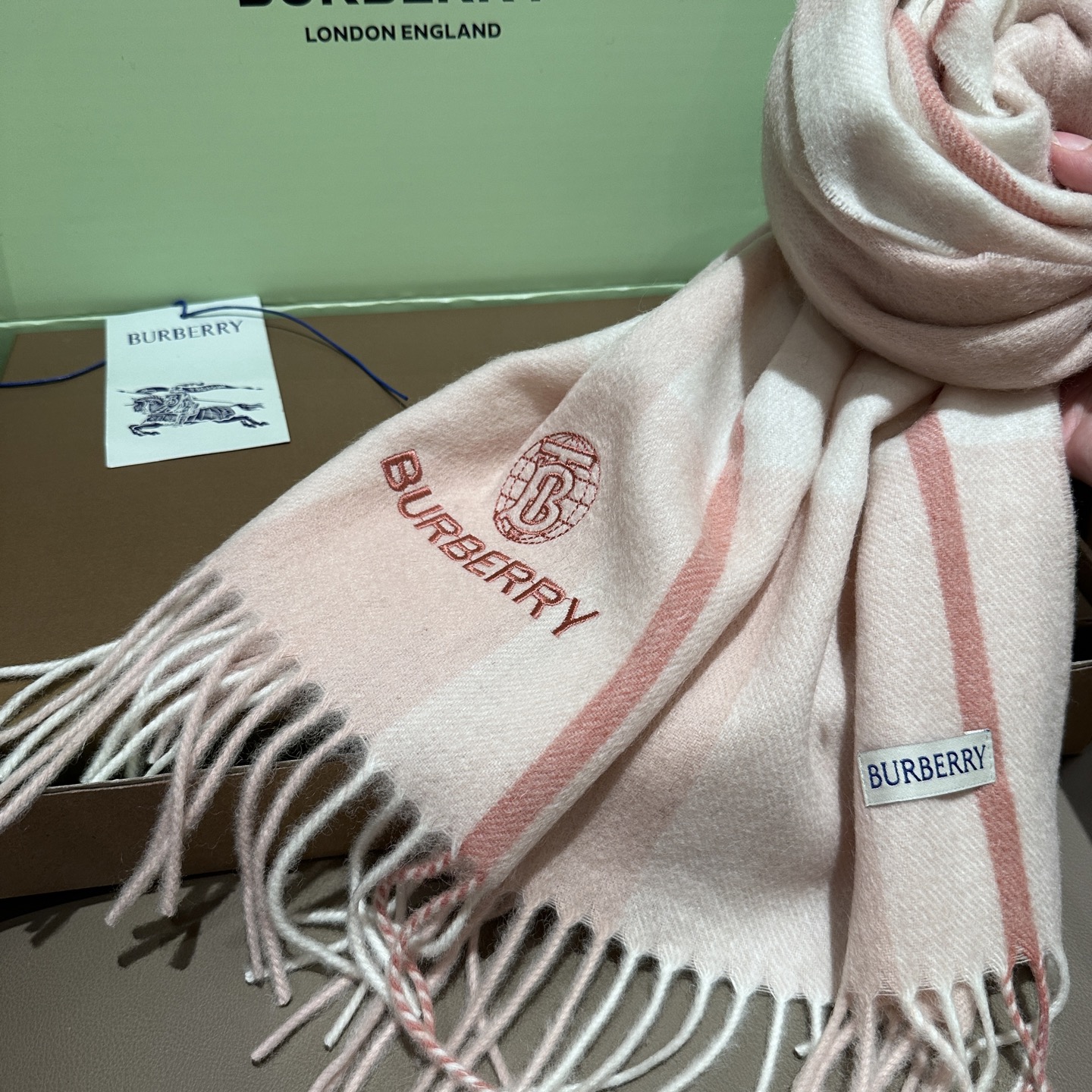 
Burberry · 巴宝莉格子围巾❗️好看的要疯掉了，太有型太有魅力了❗️❗️非常斯文时尚的秋冬单品