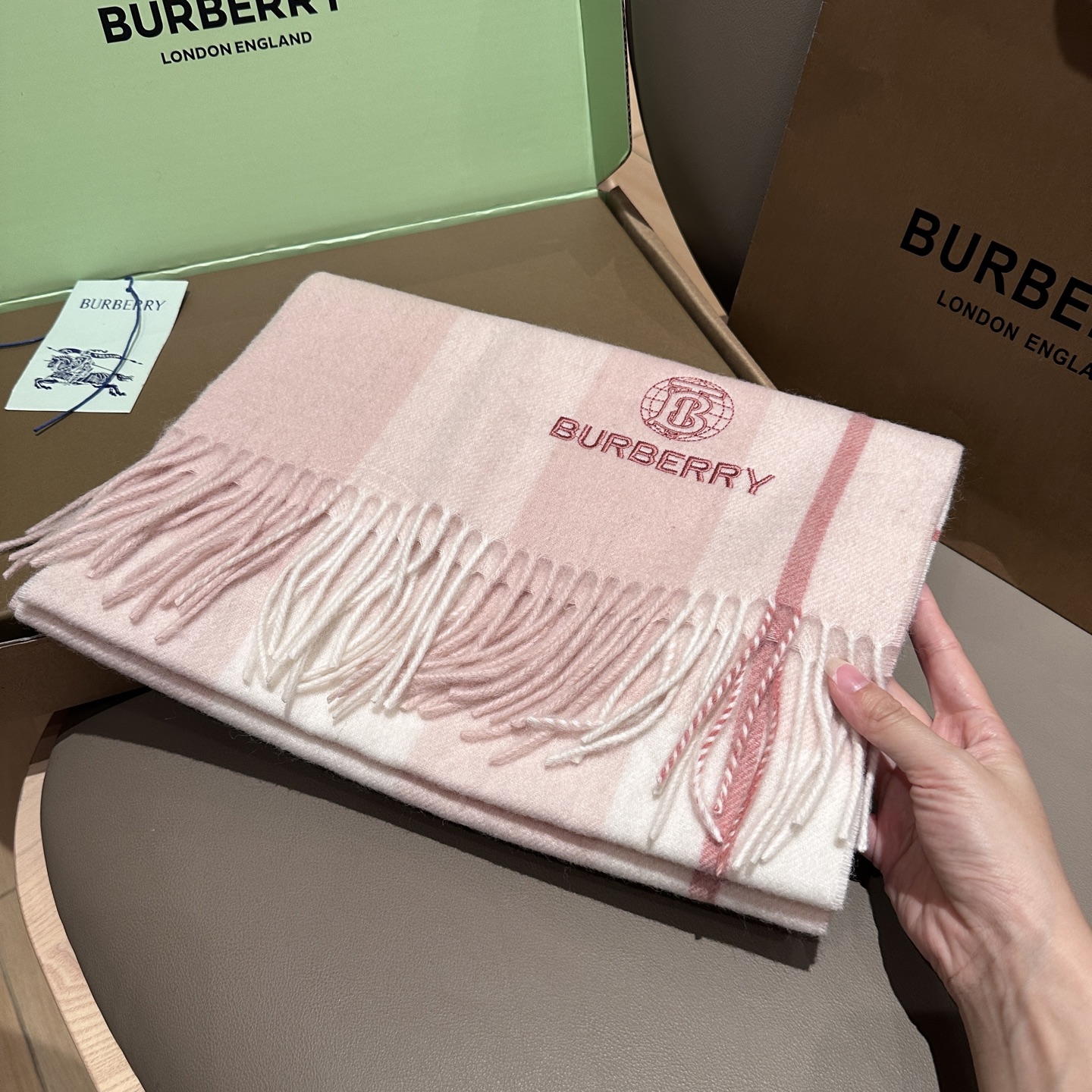 
Burberry · 巴宝莉格子围巾❗️好看的要疯掉了，太有型太有魅力了❗️❗️非常斯文时尚的秋冬单品