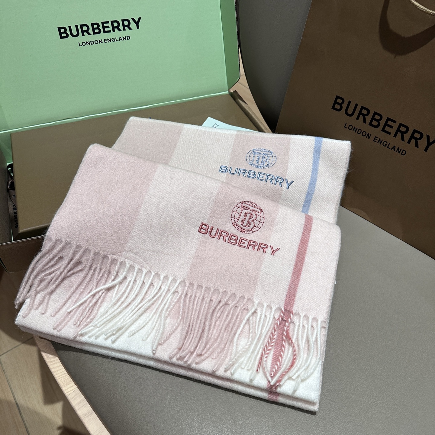 
Burberry · 巴宝莉格子围巾❗️好看的要疯掉了，太有型太有魅力了❗️❗️非常斯文时尚的秋冬单品