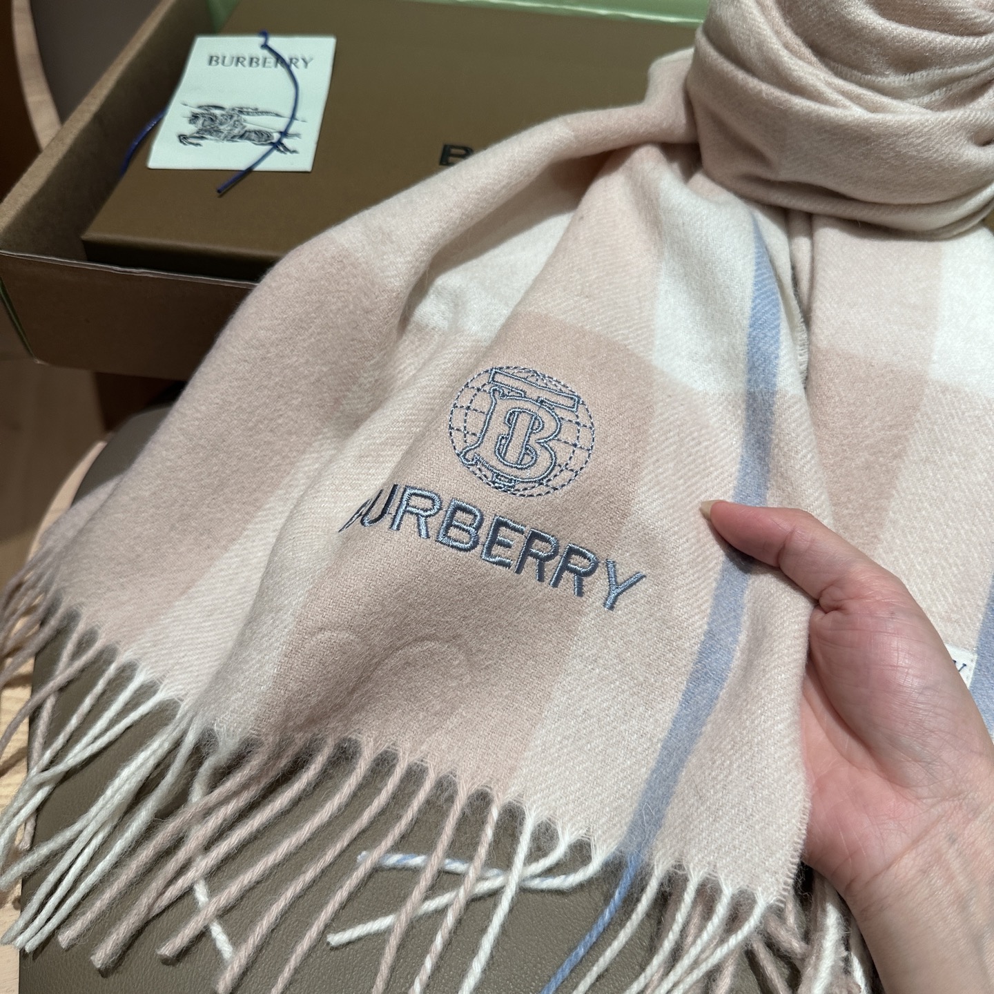 
Burberry · 巴宝莉格子围巾❗️好看的要疯掉了，太有型太有魅力了❗️❗️非常斯文时尚的秋冬单品