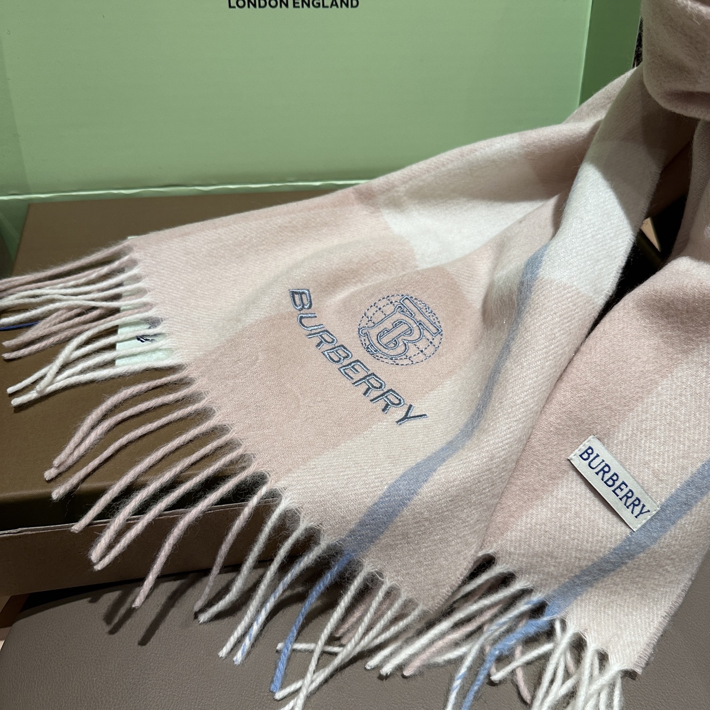 
Burberry · 巴宝莉格子围巾❗️好看的要疯掉了，太有型太有魅力了❗️❗️非常斯文时尚的秋冬单品