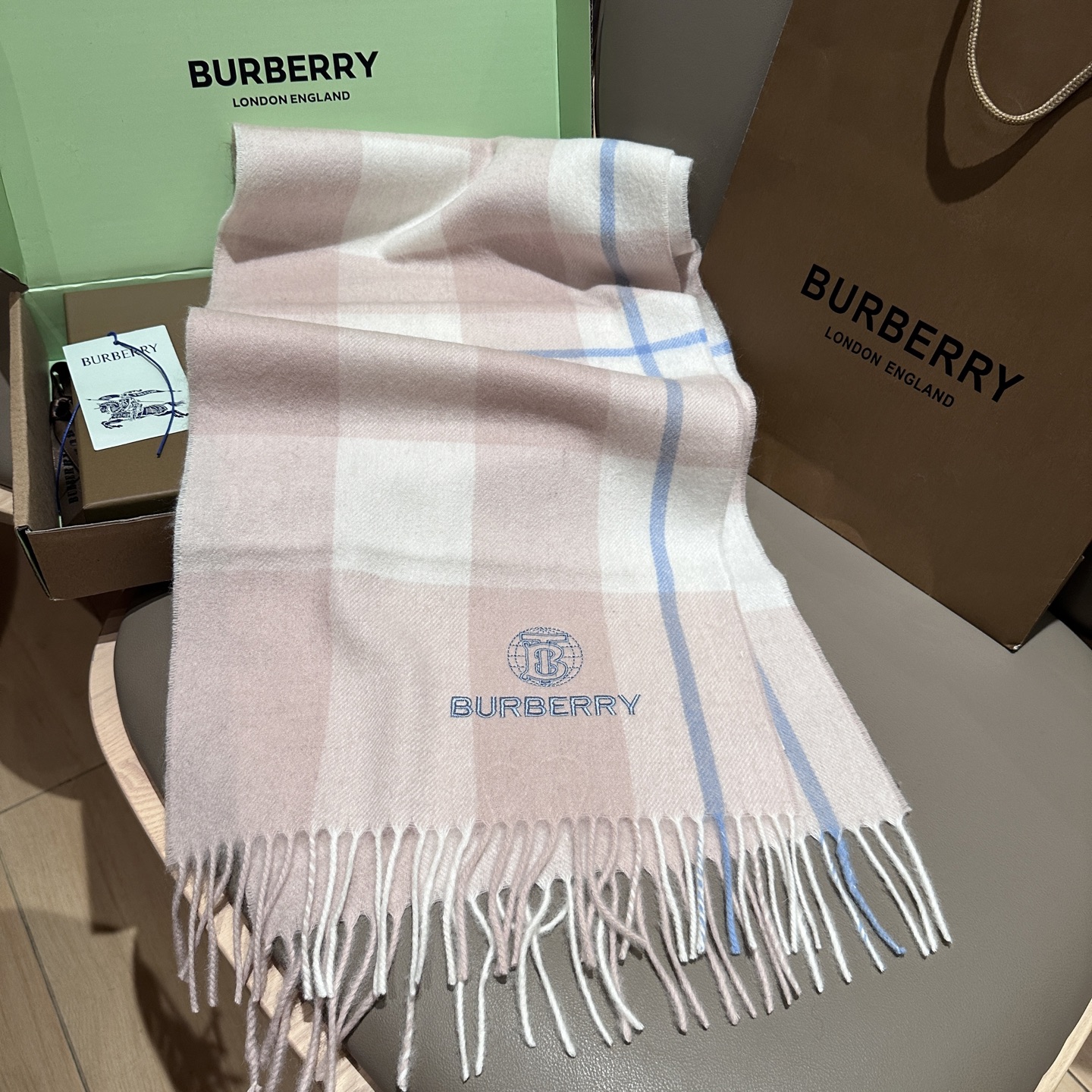 
Burberry · 巴宝莉格子围巾❗️好看的要疯掉了，太有型太有魅力了❗️❗️非常斯文时尚的秋冬单品