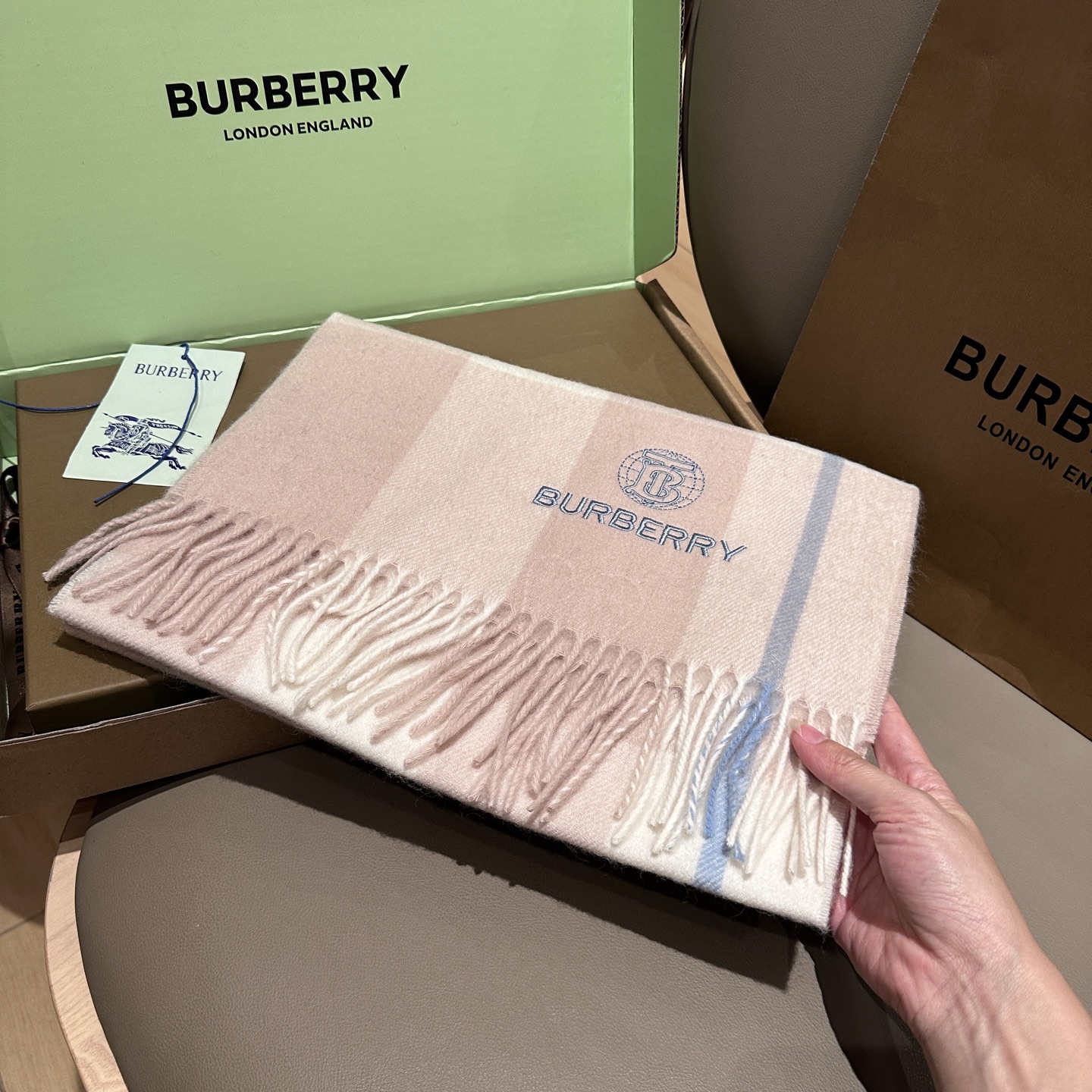 
Burberry · 巴宝莉格子围巾❗️好看的要疯掉了，太有型太有魅力了❗️❗️非常斯文时尚的秋冬单品