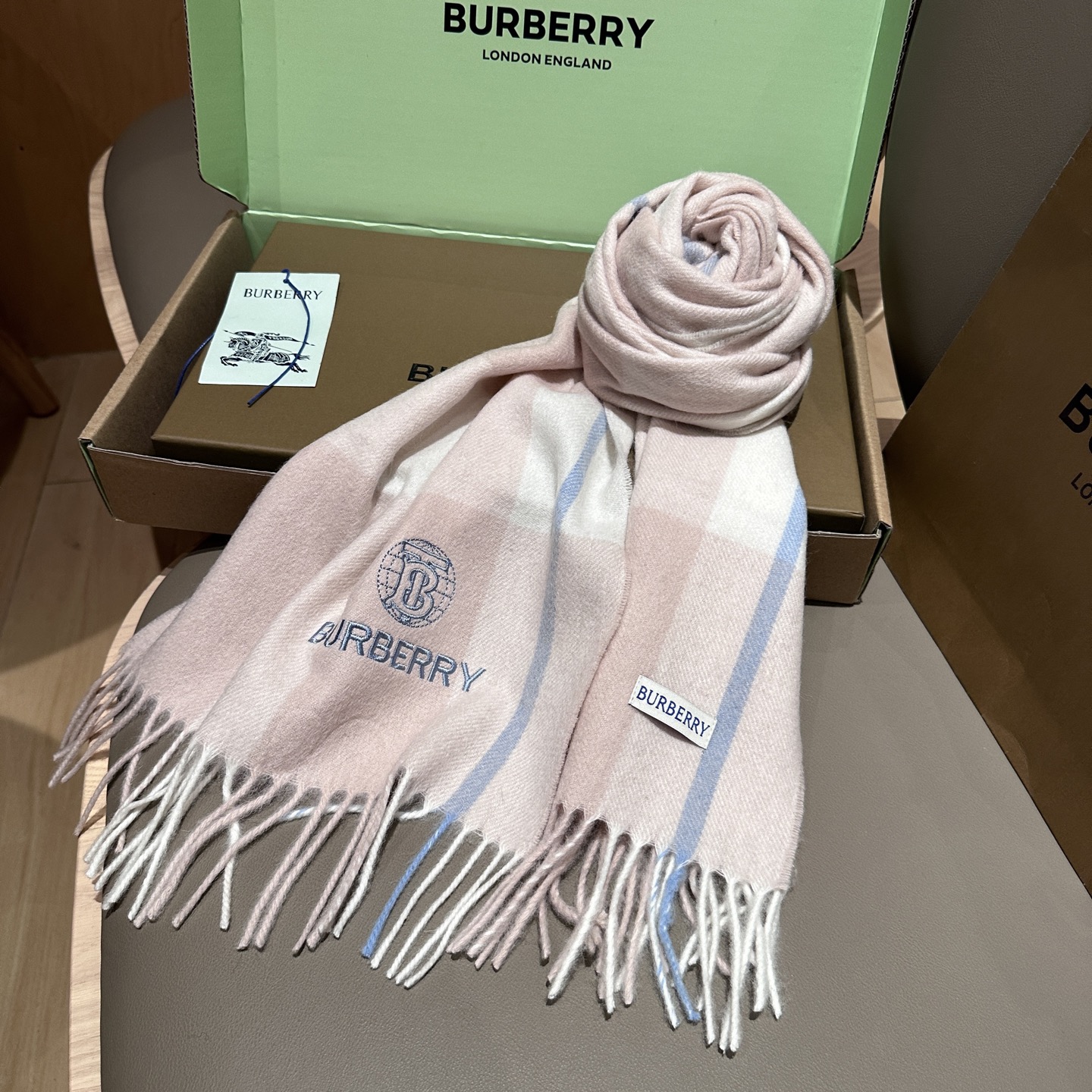 
Burberry · 巴宝莉格子围巾❗️好看的要疯掉了，太有型太有魅力了❗️❗️非常斯文时尚的秋冬单品