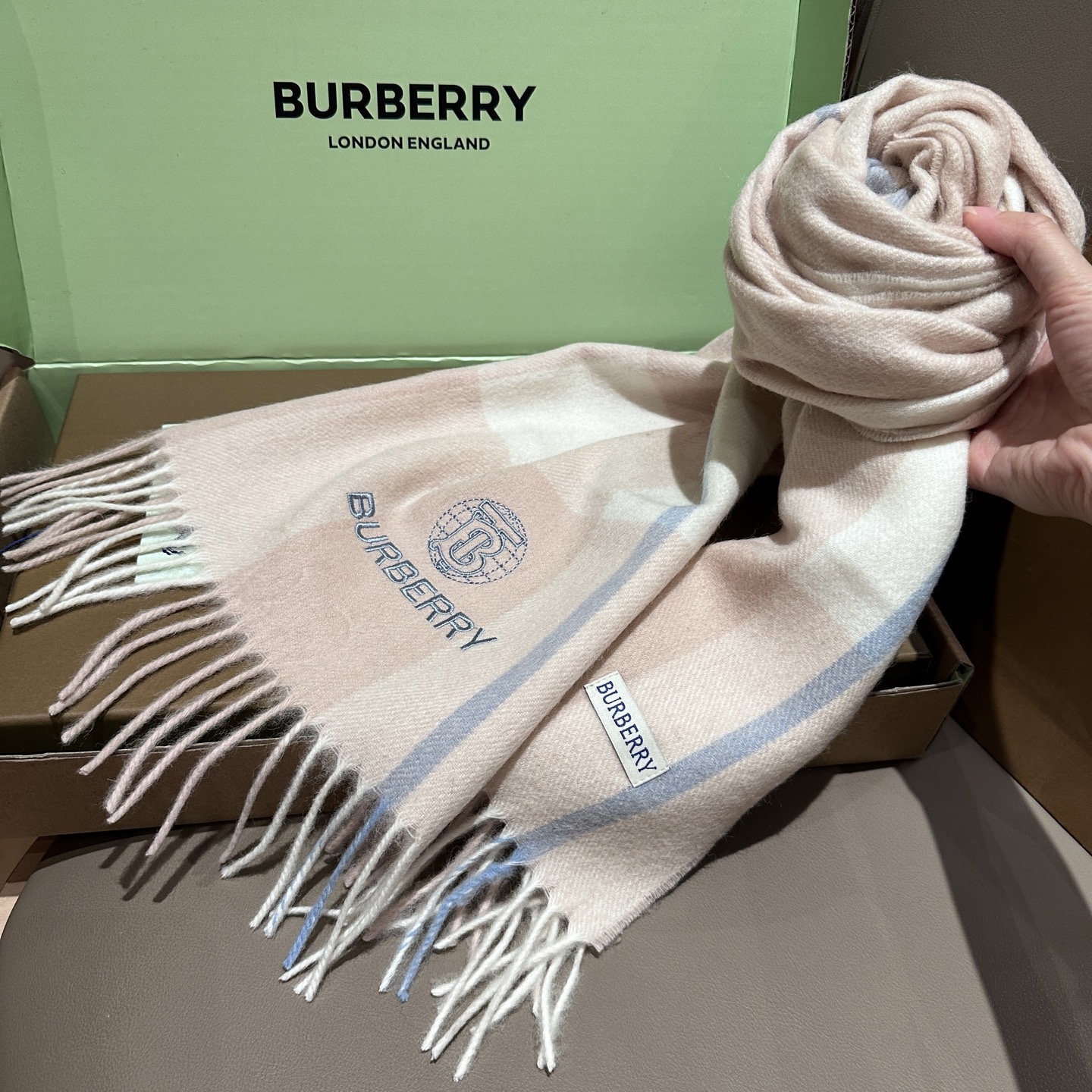
Burberry · 巴宝莉格子围巾❗️好看的要疯掉了，太有型太有魅力了❗️❗️非常斯文时尚的秋冬单品