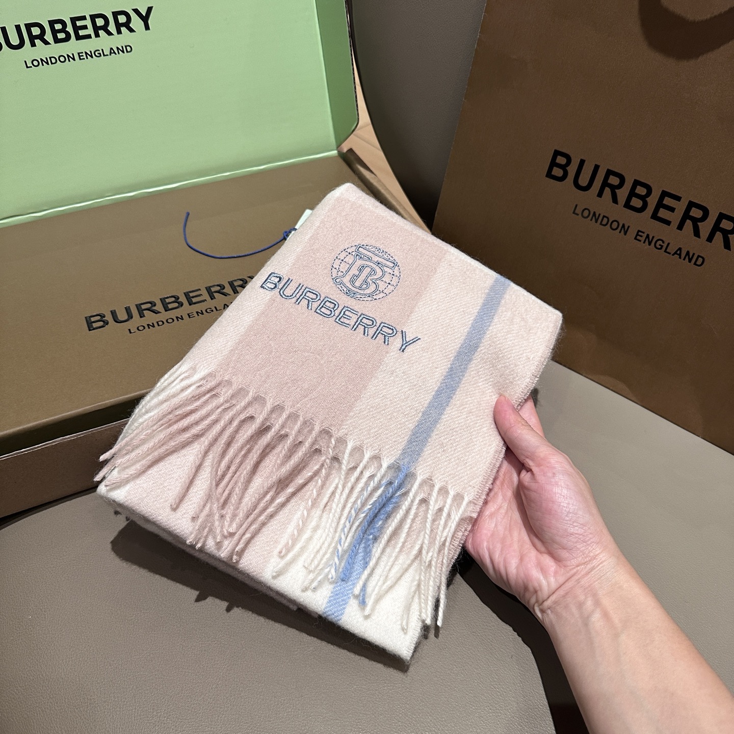 
Burberry · 巴宝莉格子围巾❗️好看的要疯掉了，太有型太有魅力了❗️❗️非常斯文时尚的秋冬单品