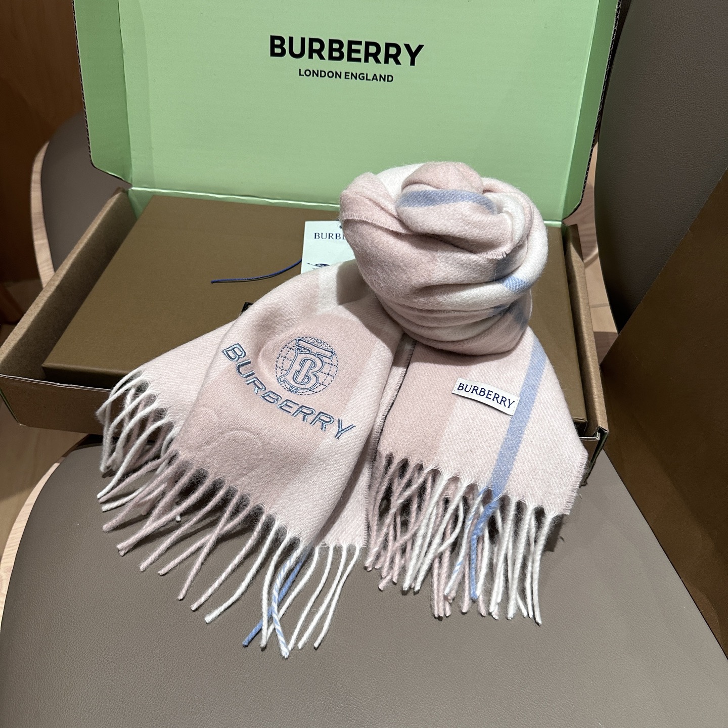 
Burberry · 巴宝莉格子围巾❗️好看的要疯掉了，太有型太有魅力了❗️❗️非常斯文时尚的秋冬单品