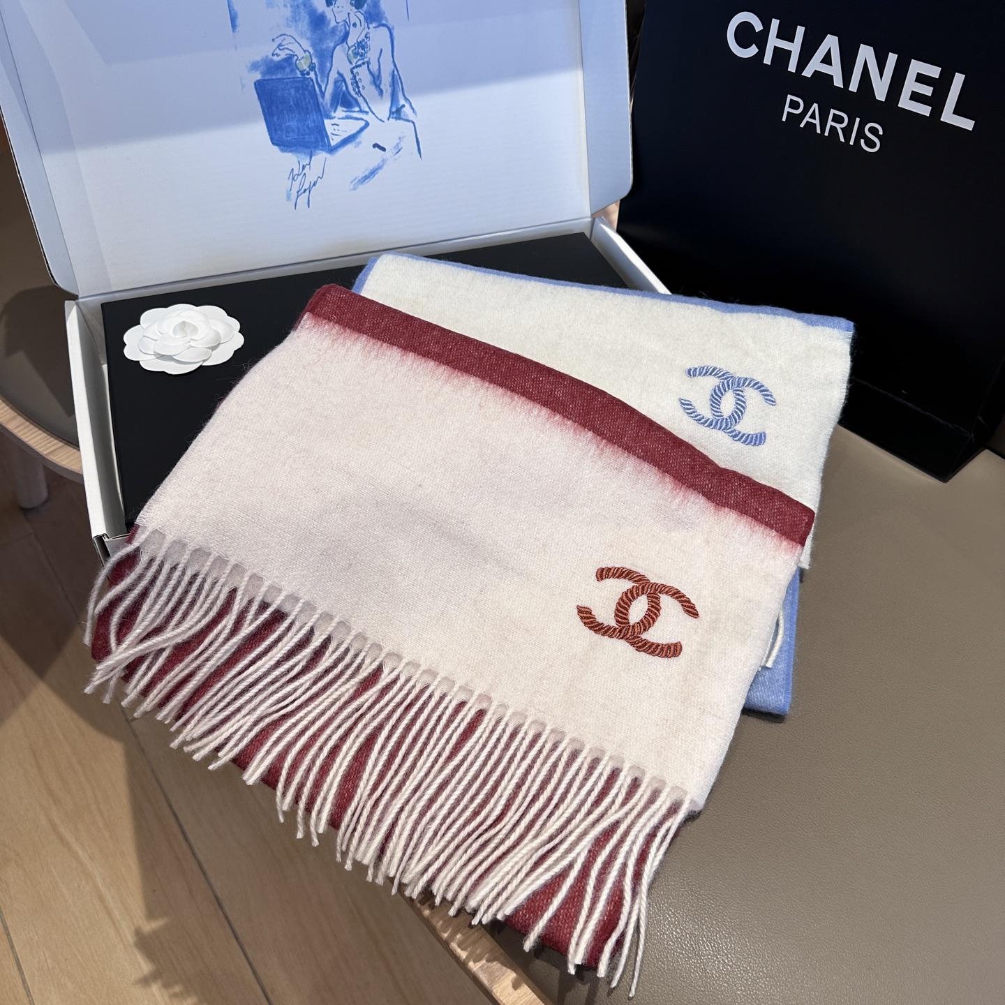 
 【▪Chanel · 香奈儿难得一见的温柔配色，超级迷恋❗️气质低调恬静又不失优雅❗️】重点推荐❗️