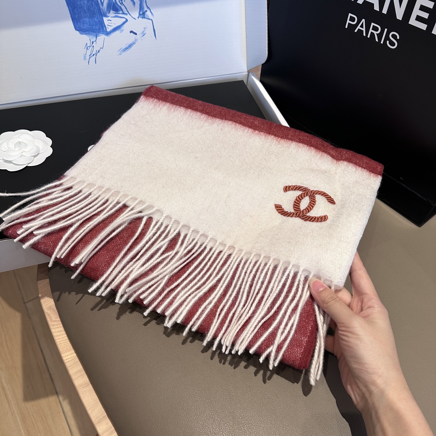 
 【▪Chanel · 香奈儿难得一见的温柔配色，超级迷恋❗️气质低调恬静又不失优雅❗️】重点推荐❗️