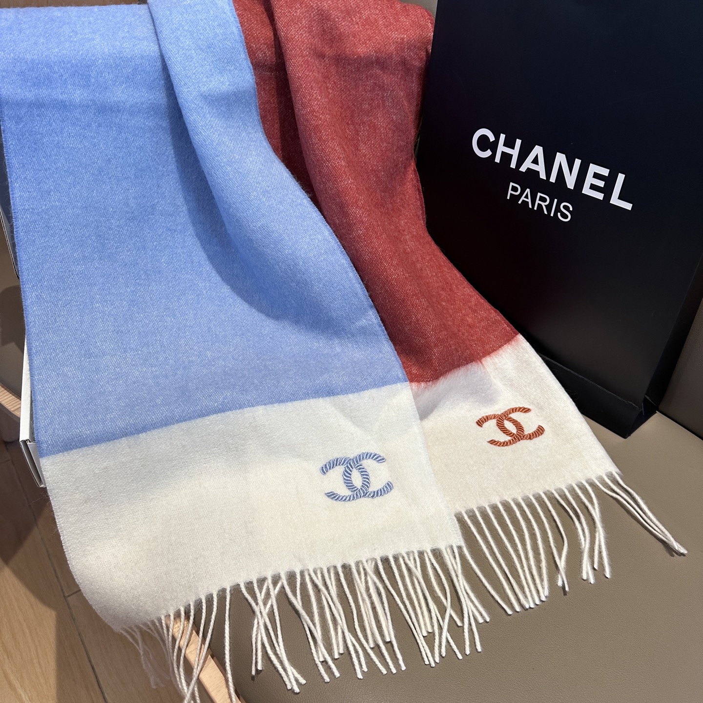 
 【▪Chanel · 香奈儿难得一见的温柔配色，超级迷恋❗️气质低调恬静又不失优雅❗️】重点推荐❗️