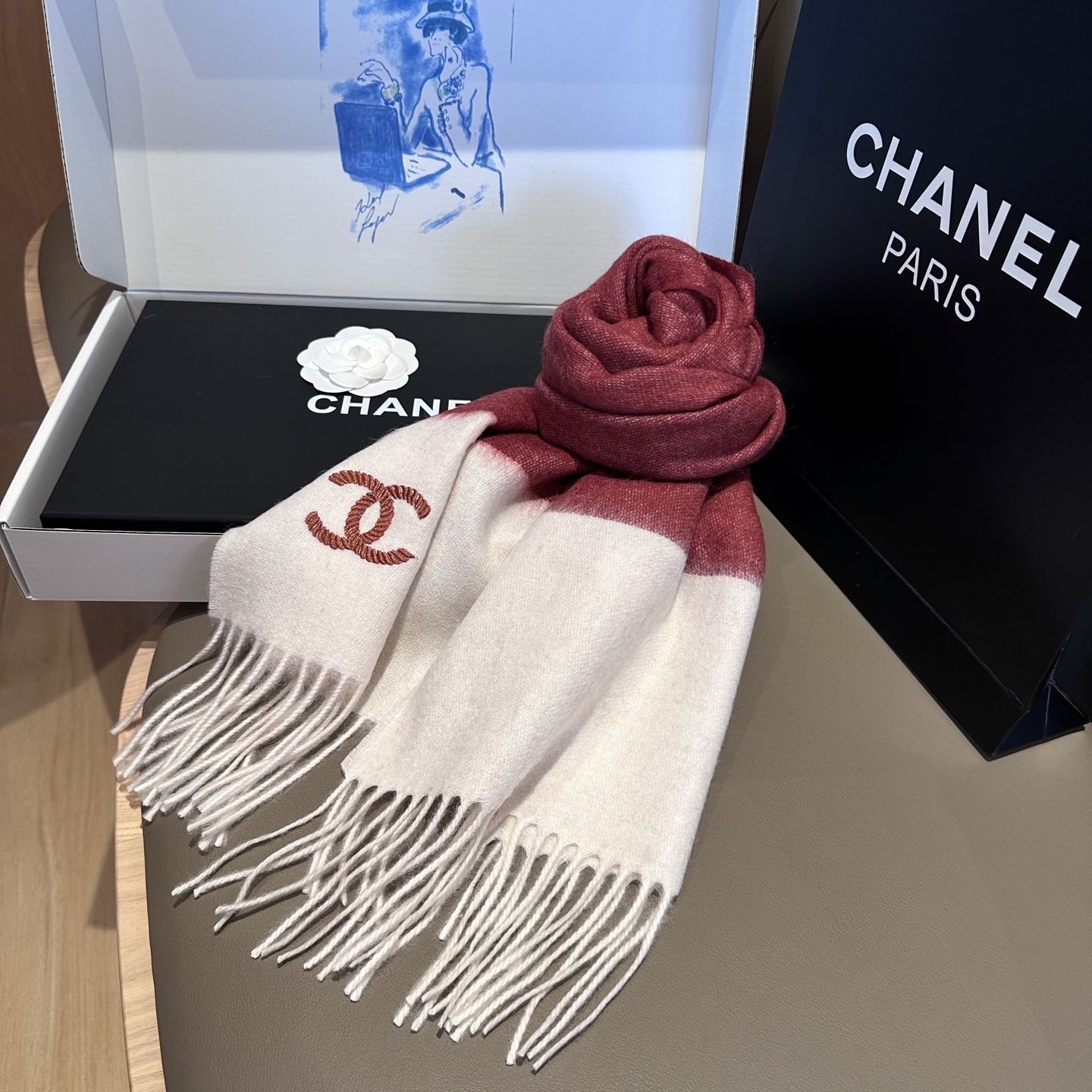 
 【▪Chanel · 香奈儿难得一见的温柔配色，超级迷恋❗️气质低调恬静又不失优雅❗️】重点推荐❗️
