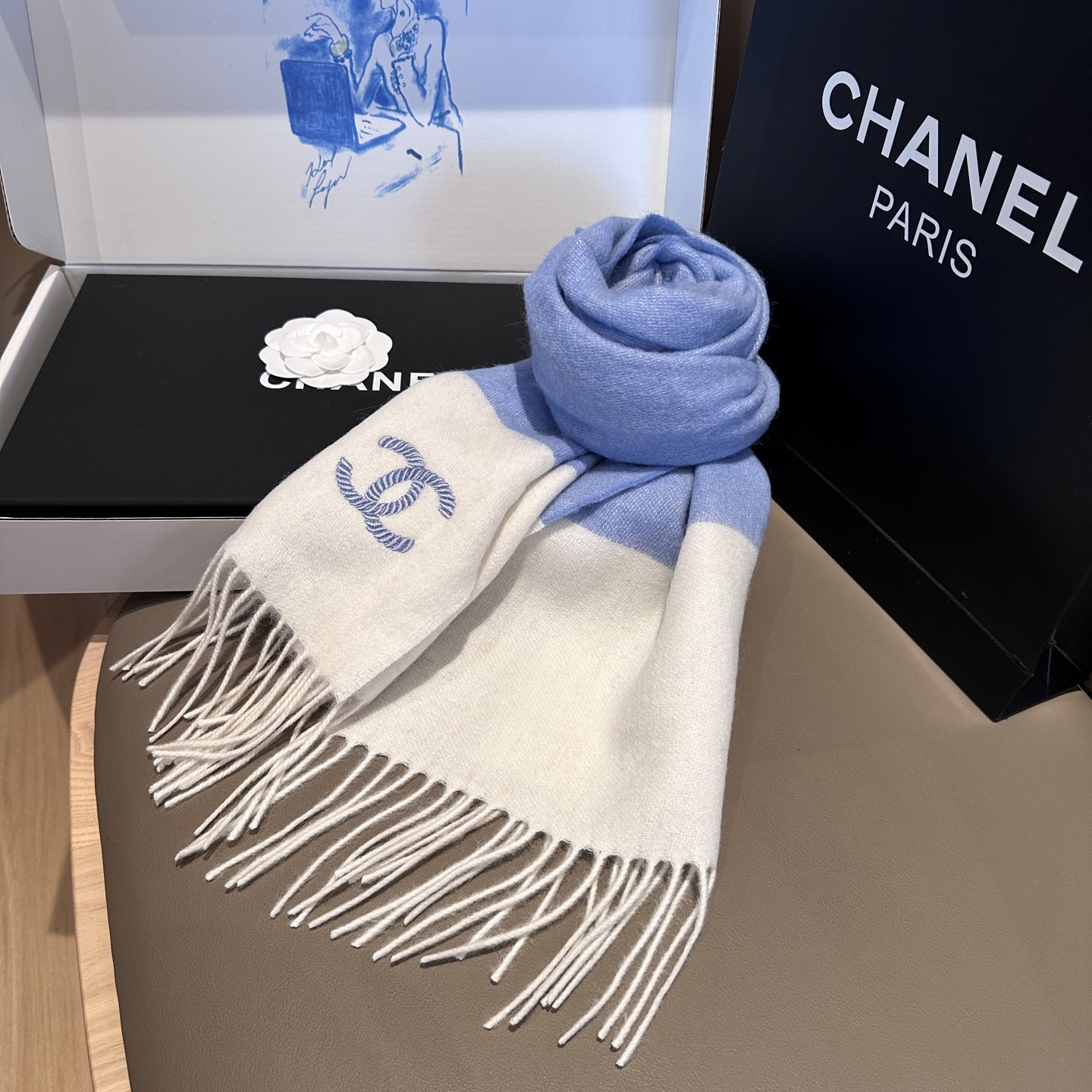 
 【▪Chanel · 香奈儿难得一见的温柔配色，超级迷恋❗️气质低调恬静又不失优雅❗️】重点推荐❗️