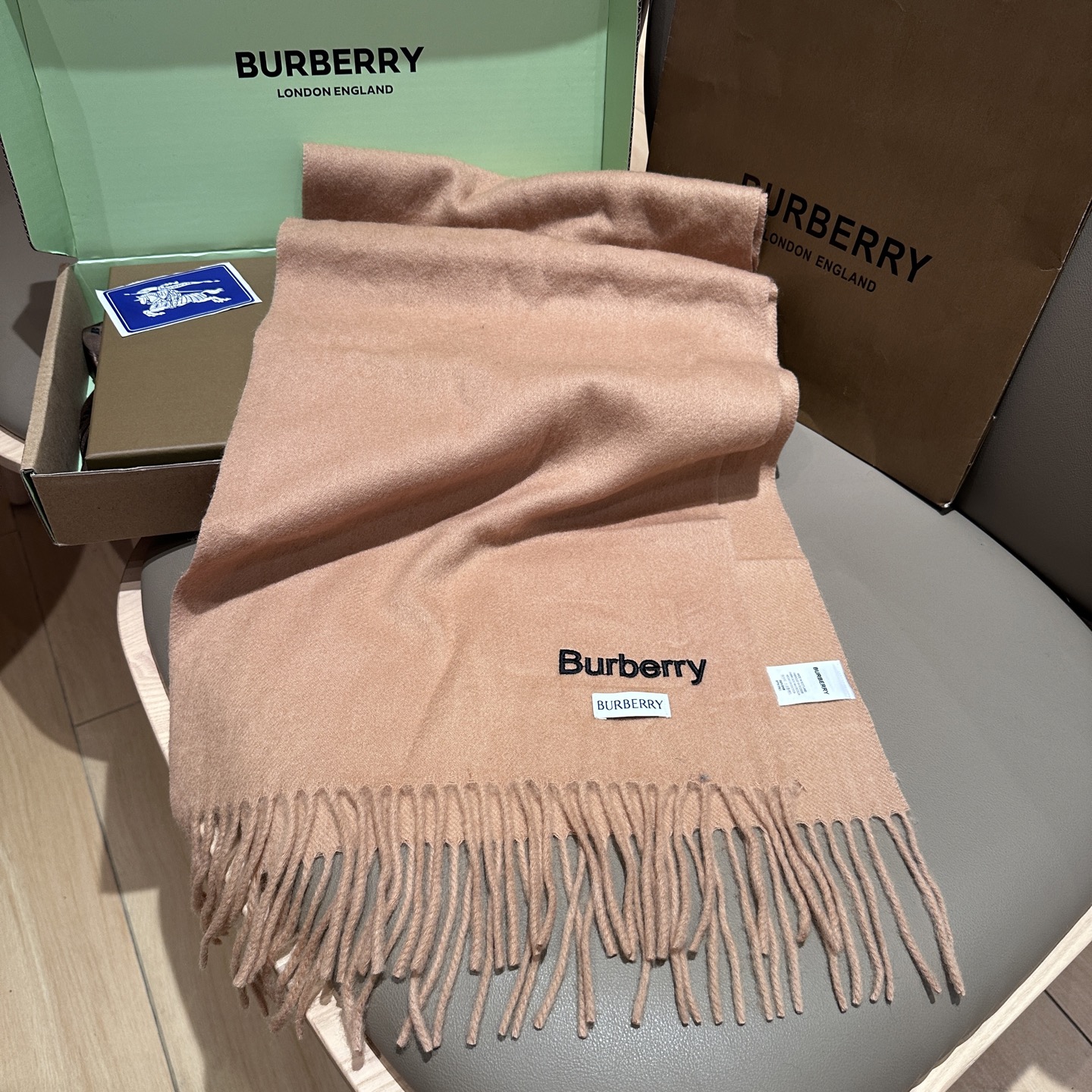 
Burberry · 巴宝莉围巾❗️好看的要疯掉了，太有型太有魅力了❗️❗️非常斯文时尚的秋冬单品！真
