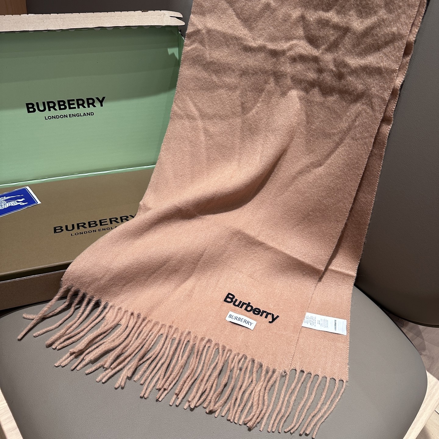 
Burberry · 巴宝莉围巾❗️好看的要疯掉了，太有型太有魅力了❗️❗️非常斯文时尚的秋冬单品！真