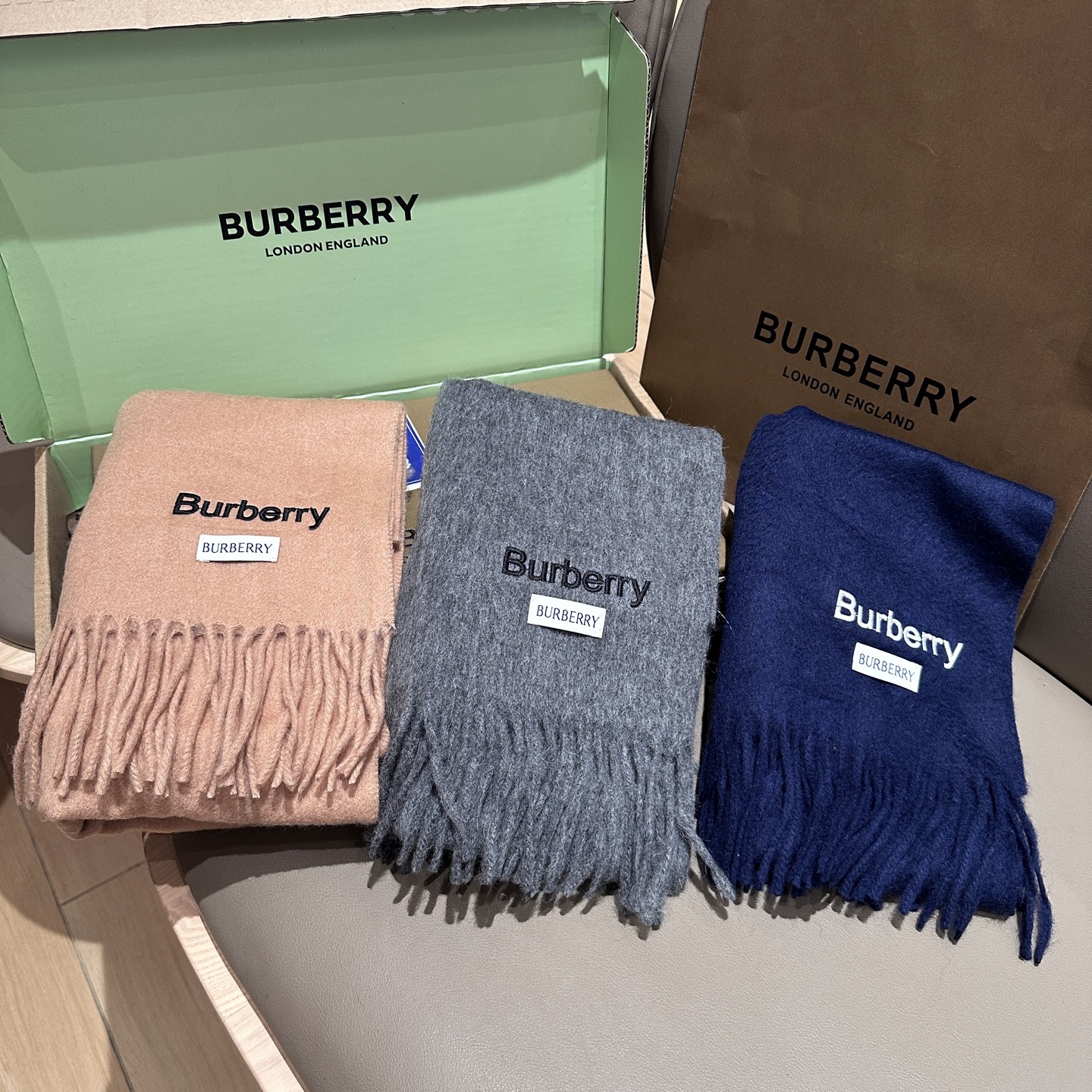 
Burberry · 巴宝莉围巾❗️好看的要疯掉了，太有型太有魅力了❗️❗️非常斯文时尚的秋冬单品！真