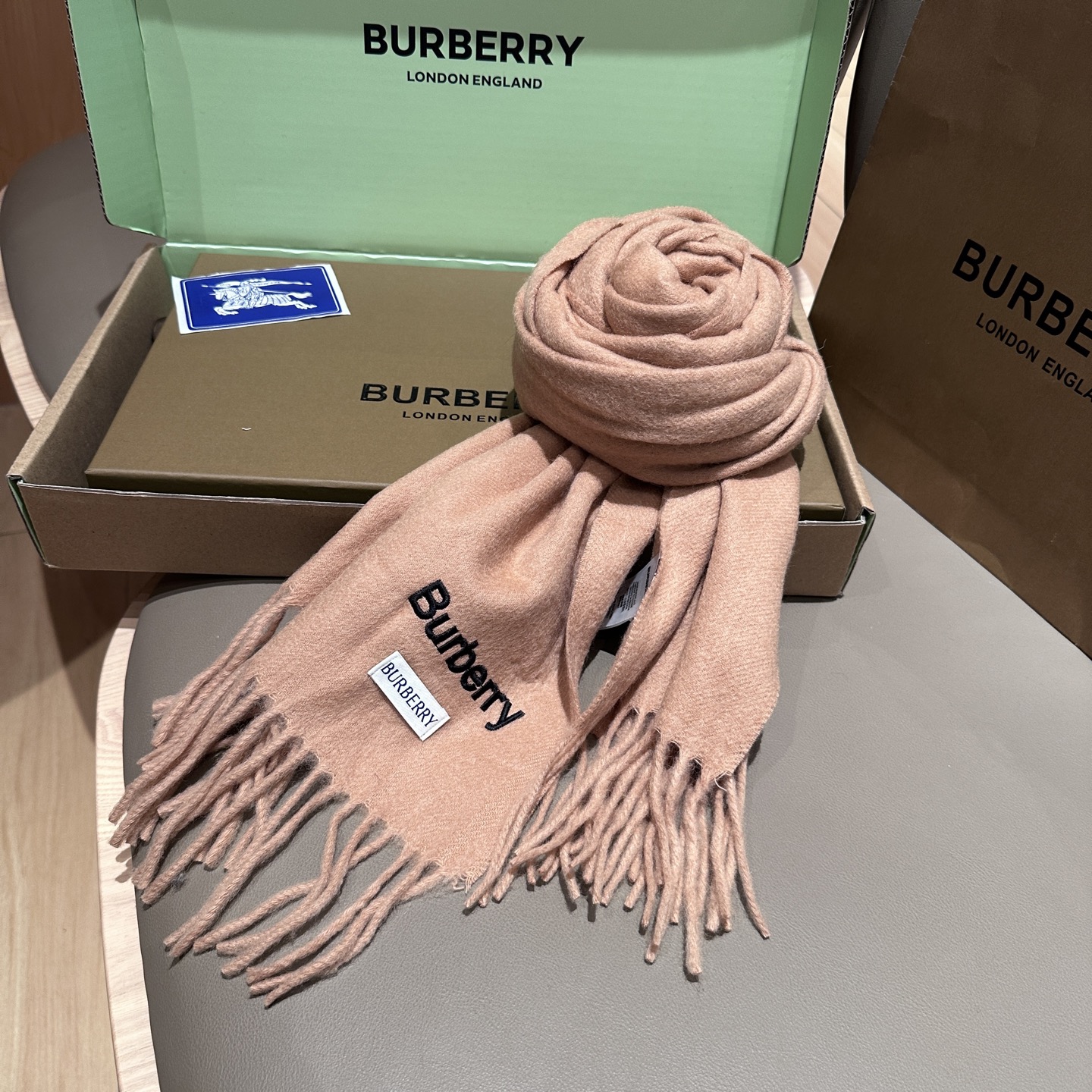
Burberry · 巴宝莉围巾❗️好看的要疯掉了，太有型太有魅力了❗️❗️非常斯文时尚的秋冬单品！真