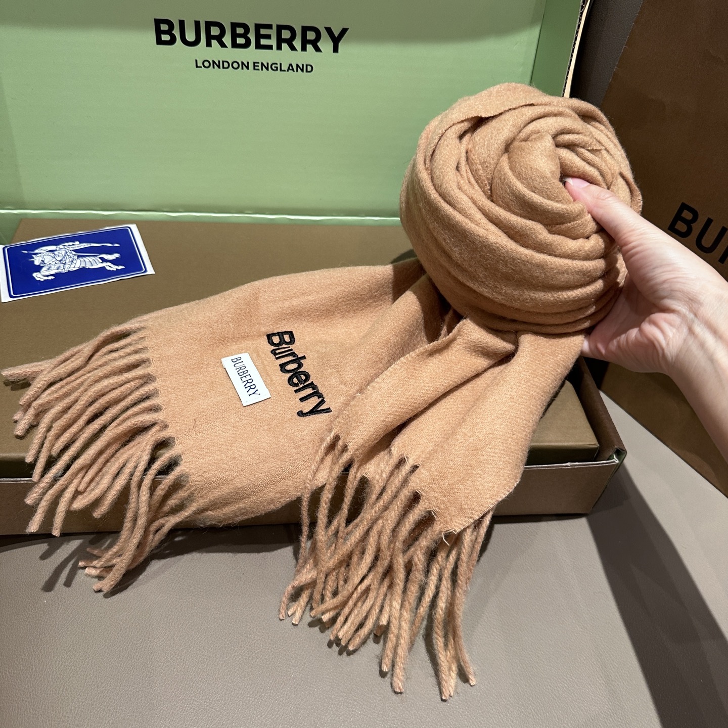 
Burberry · 巴宝莉围巾❗️好看的要疯掉了，太有型太有魅力了❗️❗️非常斯文时尚的秋冬单品！真