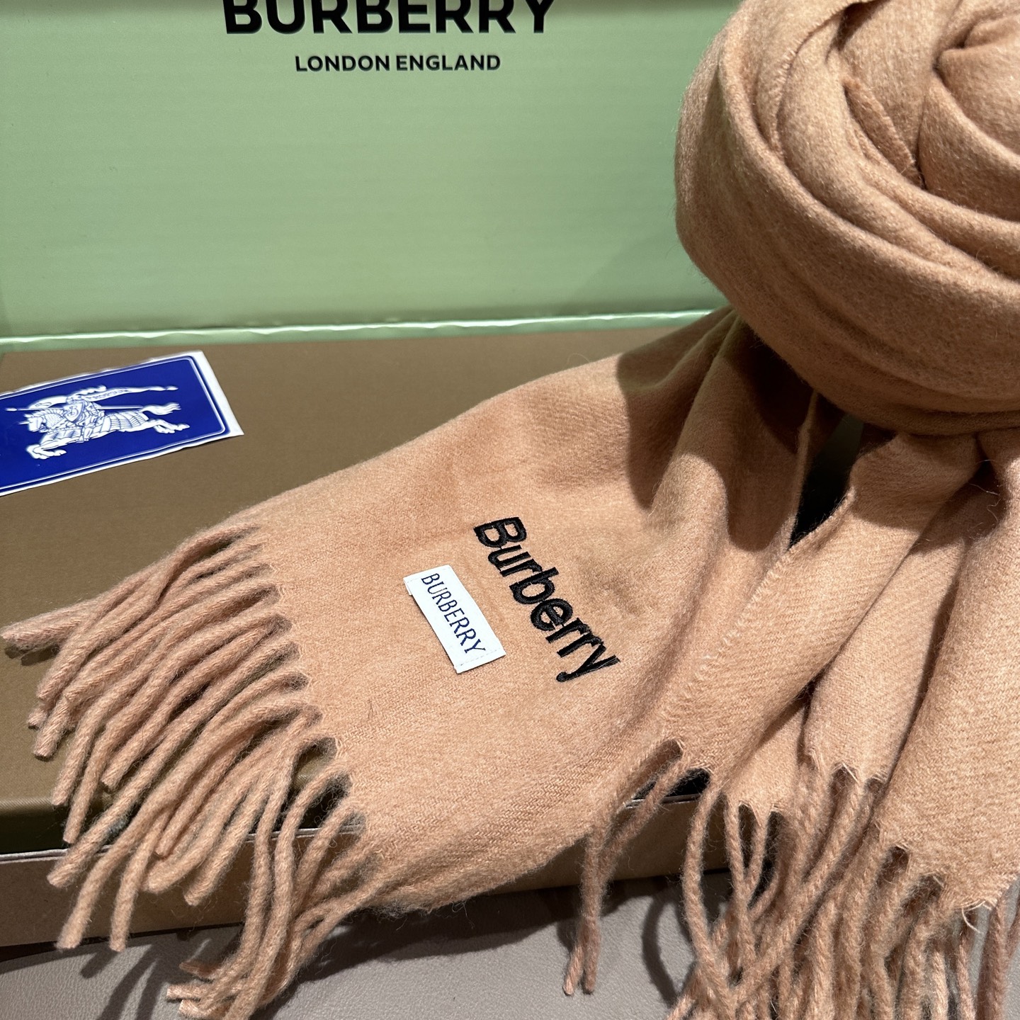 
Burberry · 巴宝莉围巾❗️好看的要疯掉了，太有型太有魅力了❗️❗️非常斯文时尚的秋冬单品！真